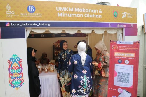 Setda Prov Kalteng Ketua Dekranasda Kalteng Tinjau Pameran UMKM Di