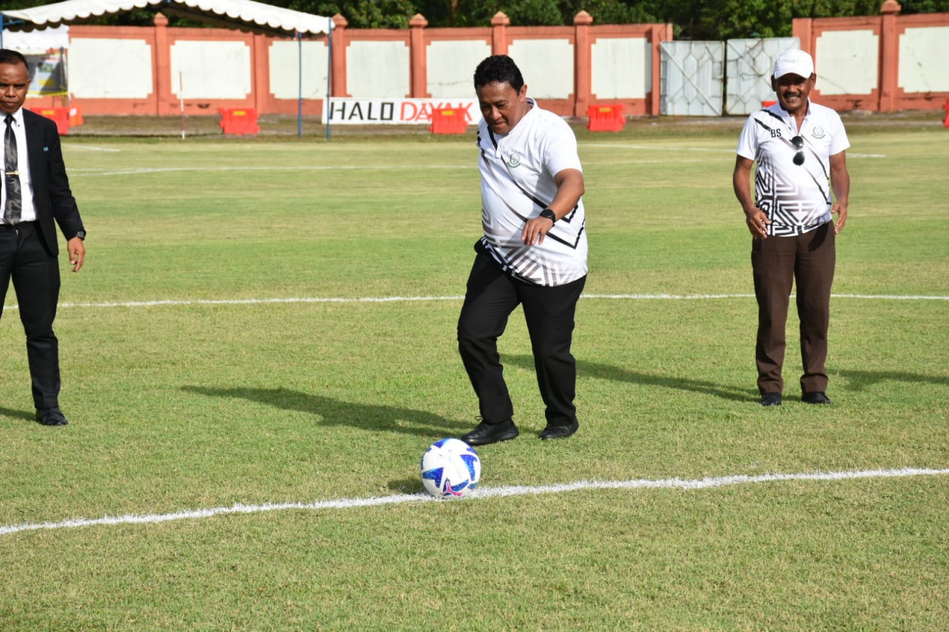 Wagub Edy Pratowo Buka Turnamen Terbuka Sepakbola Wanita Kajati Kalteng Cup 2023