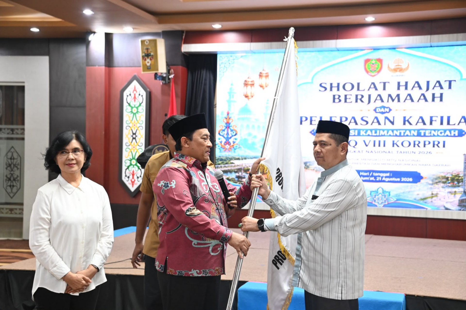 Wagub Edy Pratowo Lepas Kafilah Kalteng untuk Ikuti MTQ VIII KORPRI Nasional Sulsel