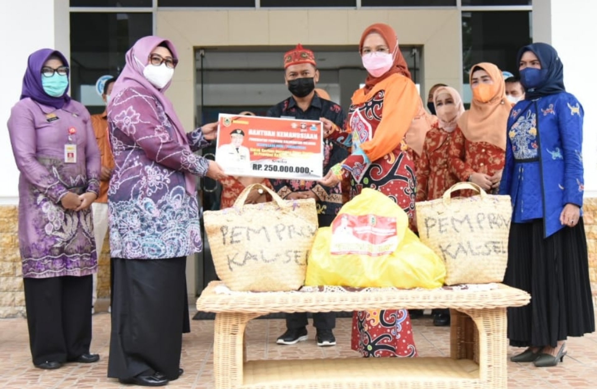 Pemprov Kalteng Terima Bantuan untuk Masyarakat Terdampak Banjir dari Pemprov Kalsel