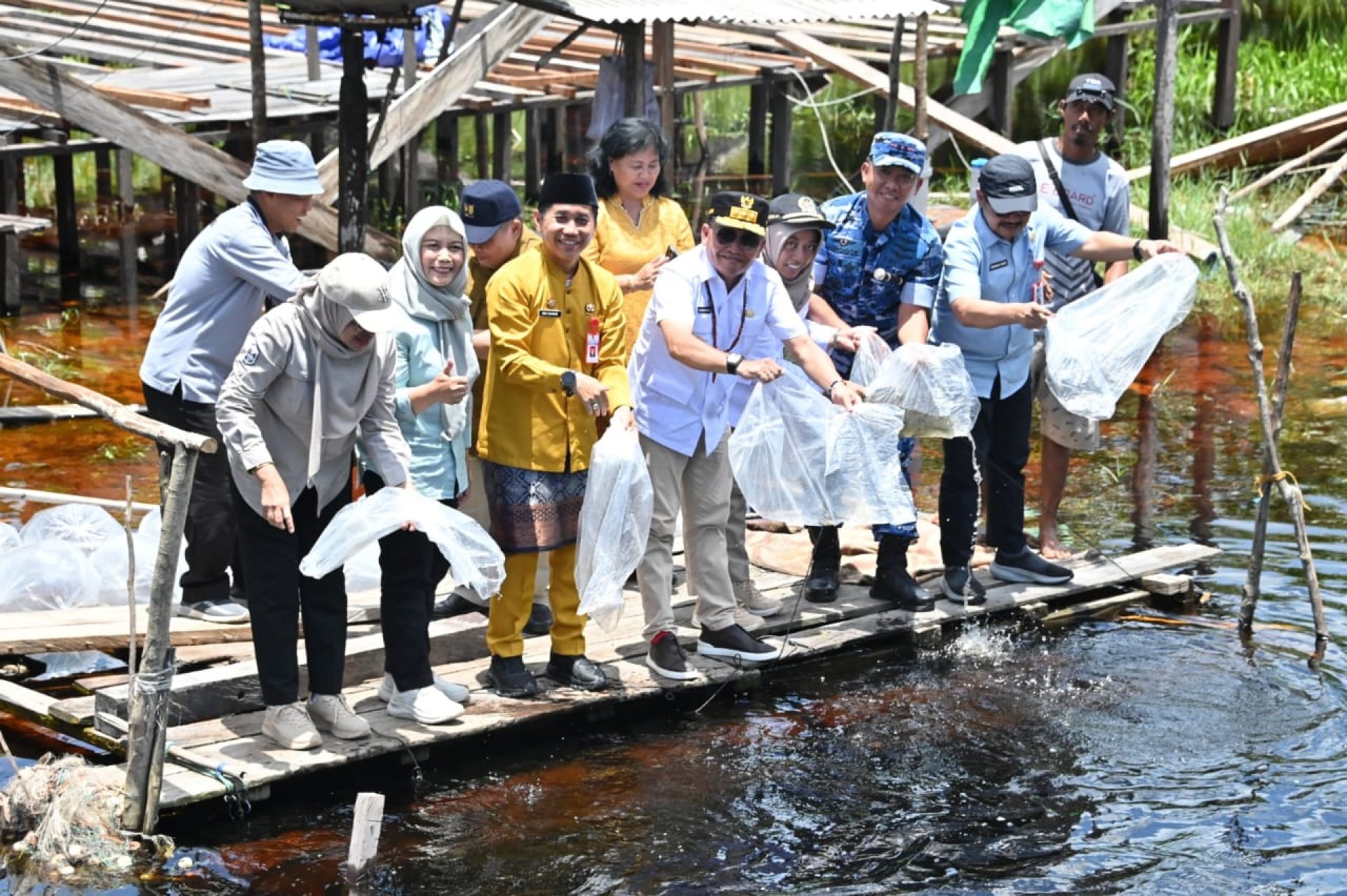 Gubernur Kalteng Sebar Bibit Ikan Guna Jaga Keseimbangan Ekosistem Alam