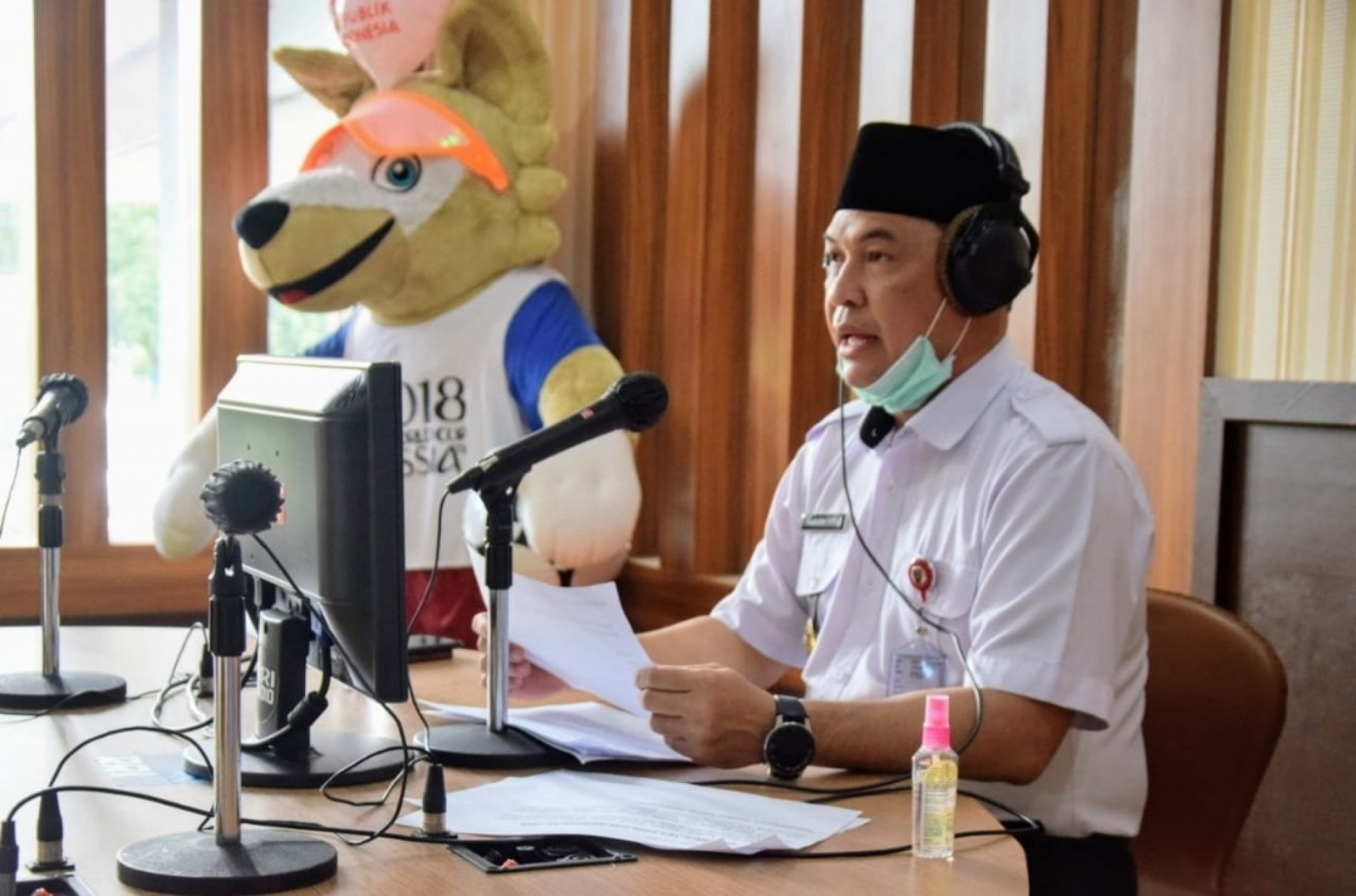 Sambut Hari Radio ke-75, Sekda Kalteng Wakili Gubernur Jadi Penyiar Berita di RRI