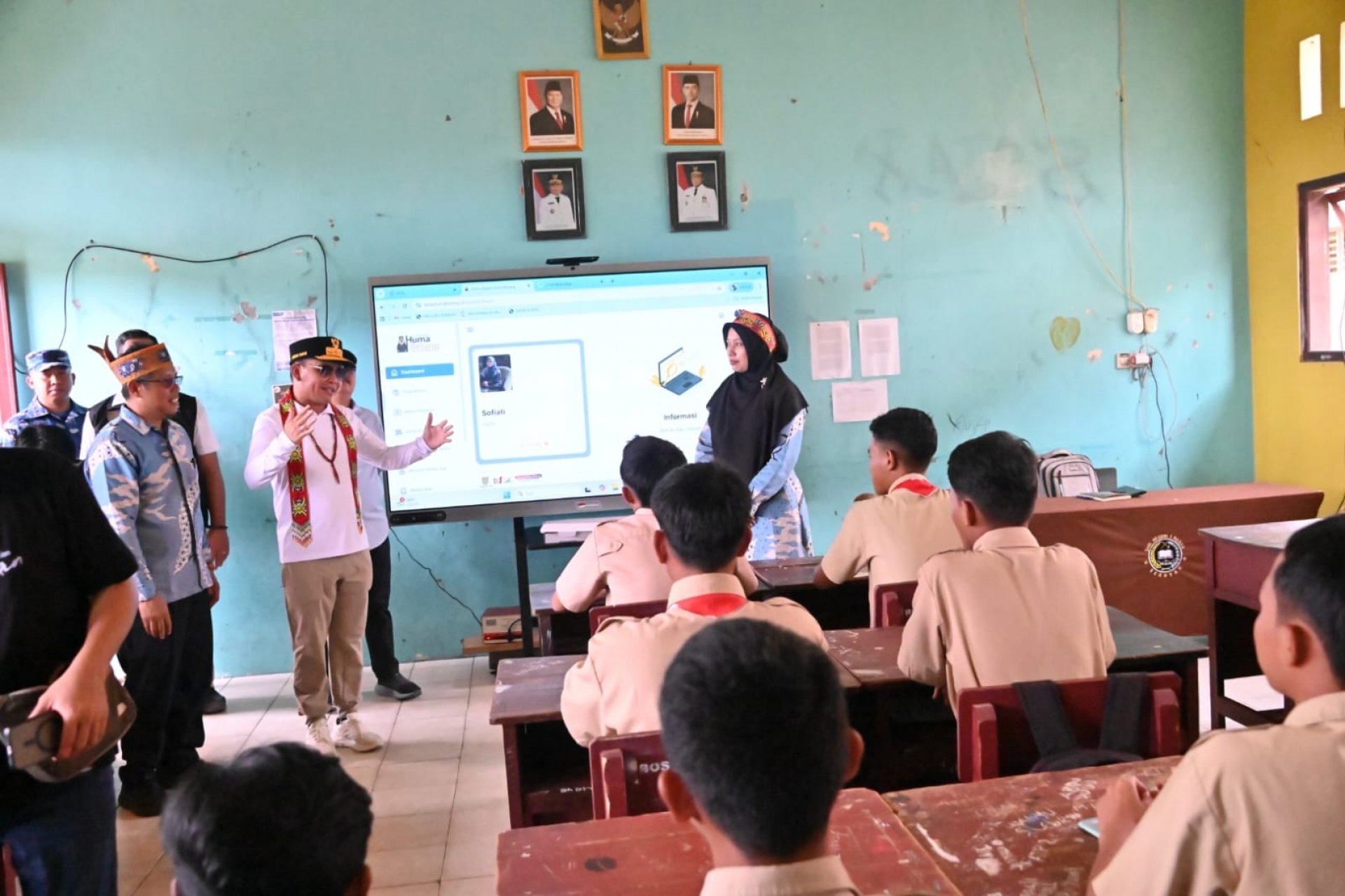 Tinjau Implementasi Pembelajaran Digital dan Cek Kesehatan Gratis, Gubernur Kunjungi SMK Negeri 1 Hanailu