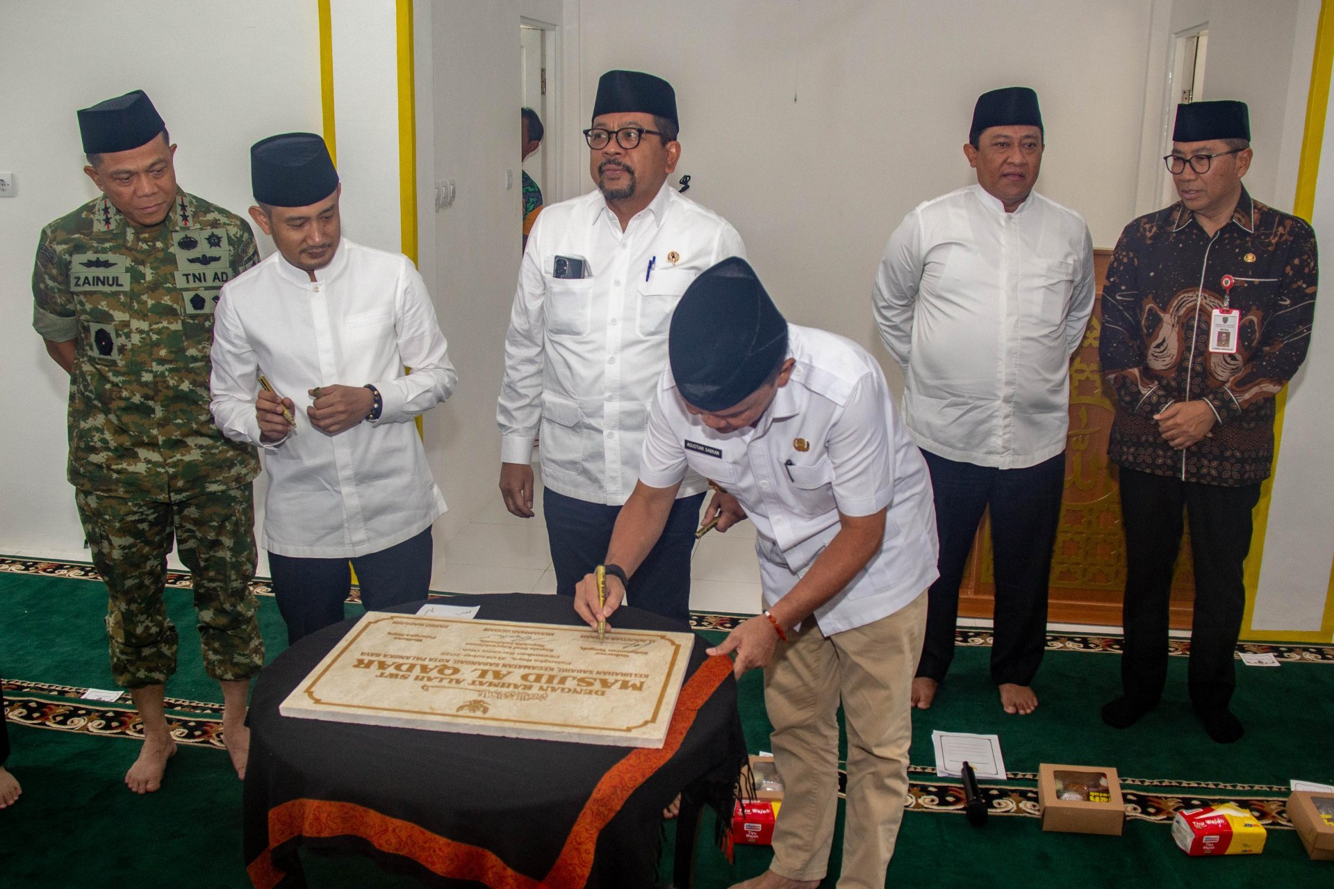 Gubernur Agustiar Sabran Bersama Kepala Staf Kepresidenan Muhammad Qodari Resmikan Masjid Al Qadar