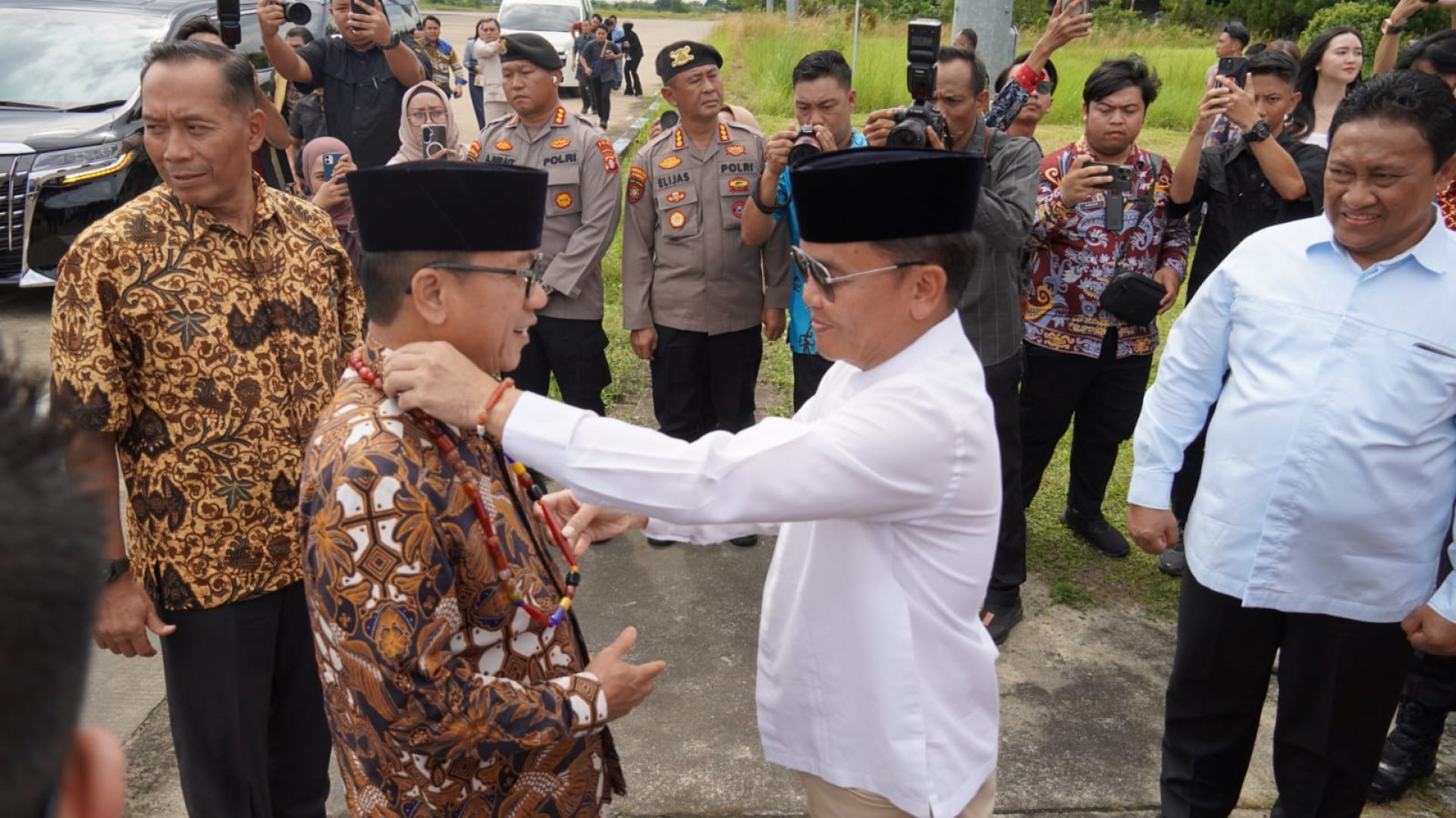 Gubernur Sambut Kedatangan Menteri Desa dan Rombongan di Bandara Tjilik Riwut Palangka Raya