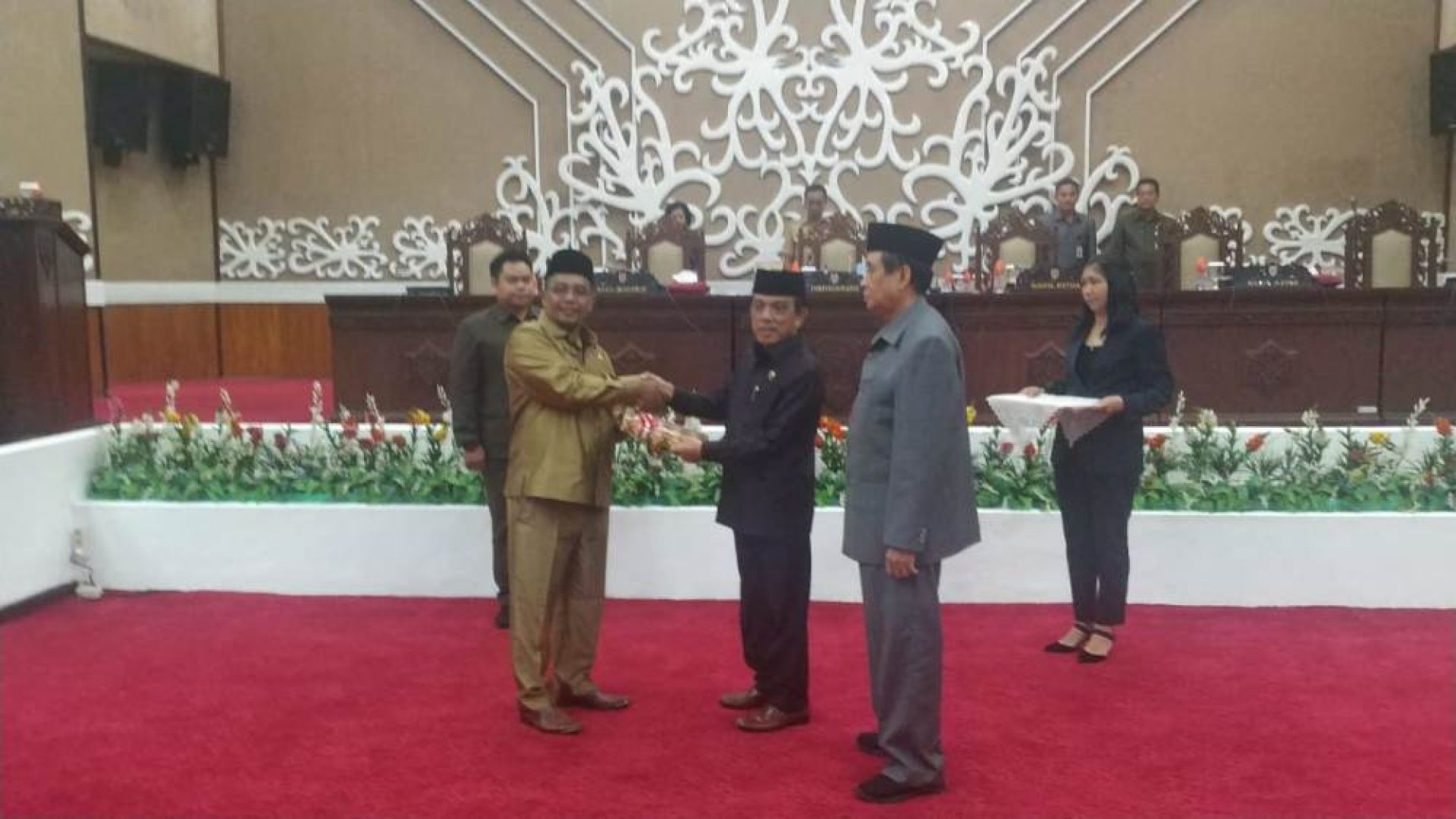 Gubernur  Serahkan Draf Raperda LPJ APBD 2018 Kepada DPRD Kalteng