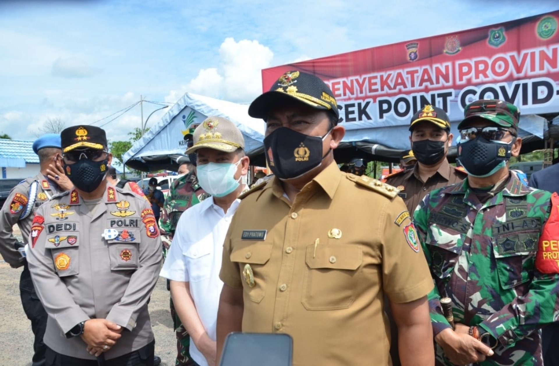 Wagub Bersama Kapolda dan Danrem Pantau Posko Penyekatan Perbatasan Kalteng-Kalsel di Kabupaten Kapuas