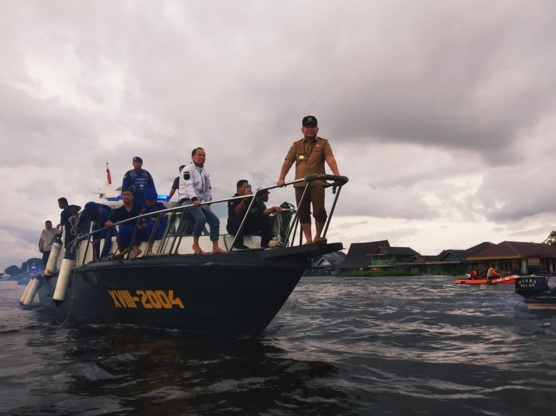 Dengan Speedboat, Gubernur Kembali Tinjau Warga Terdampak Banjir di Kobar