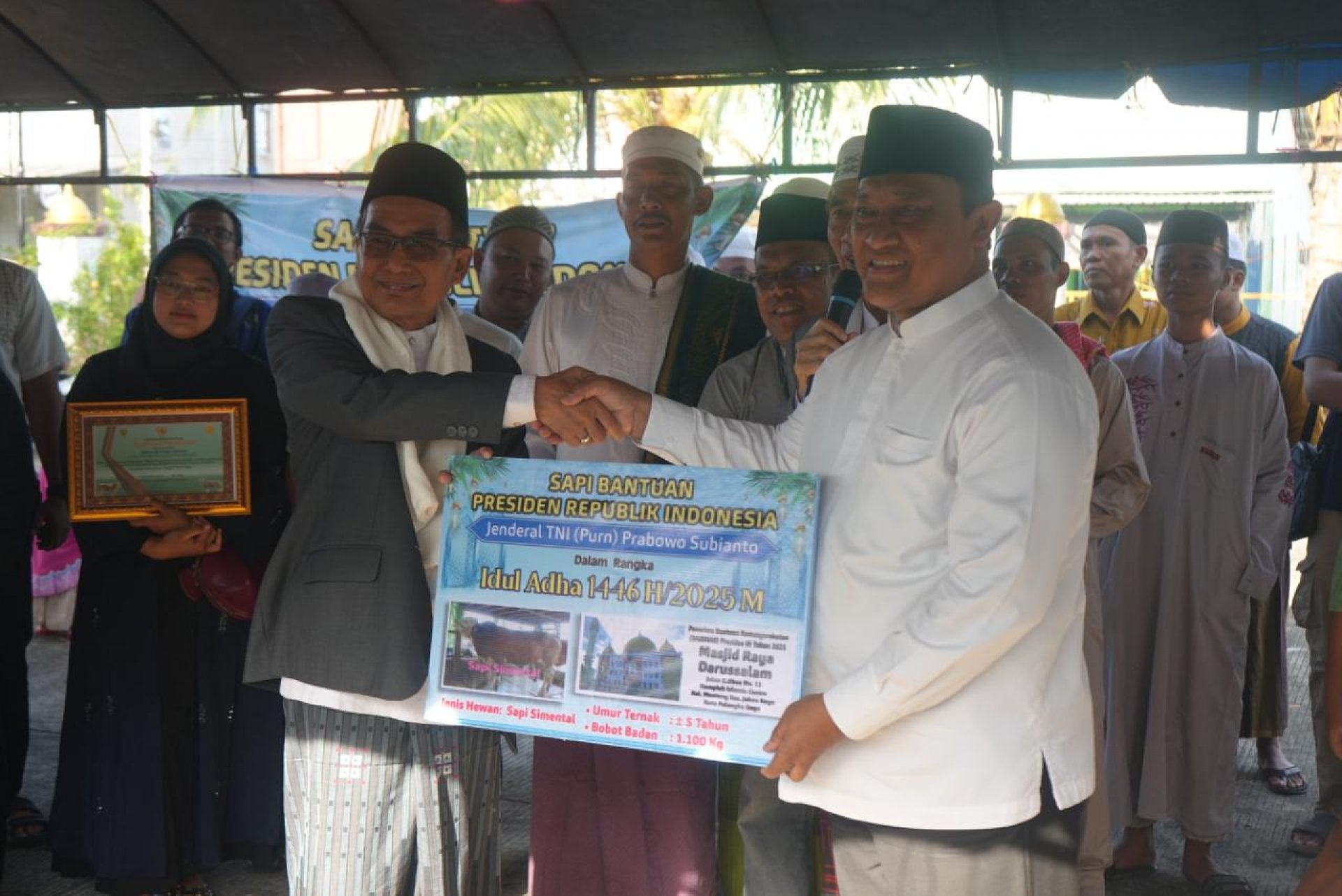 Salat Idul Adha di Masjid Raya Darussalam, Wagub Kalteng Serahkan Bantuan Sapi Kurban Presiden