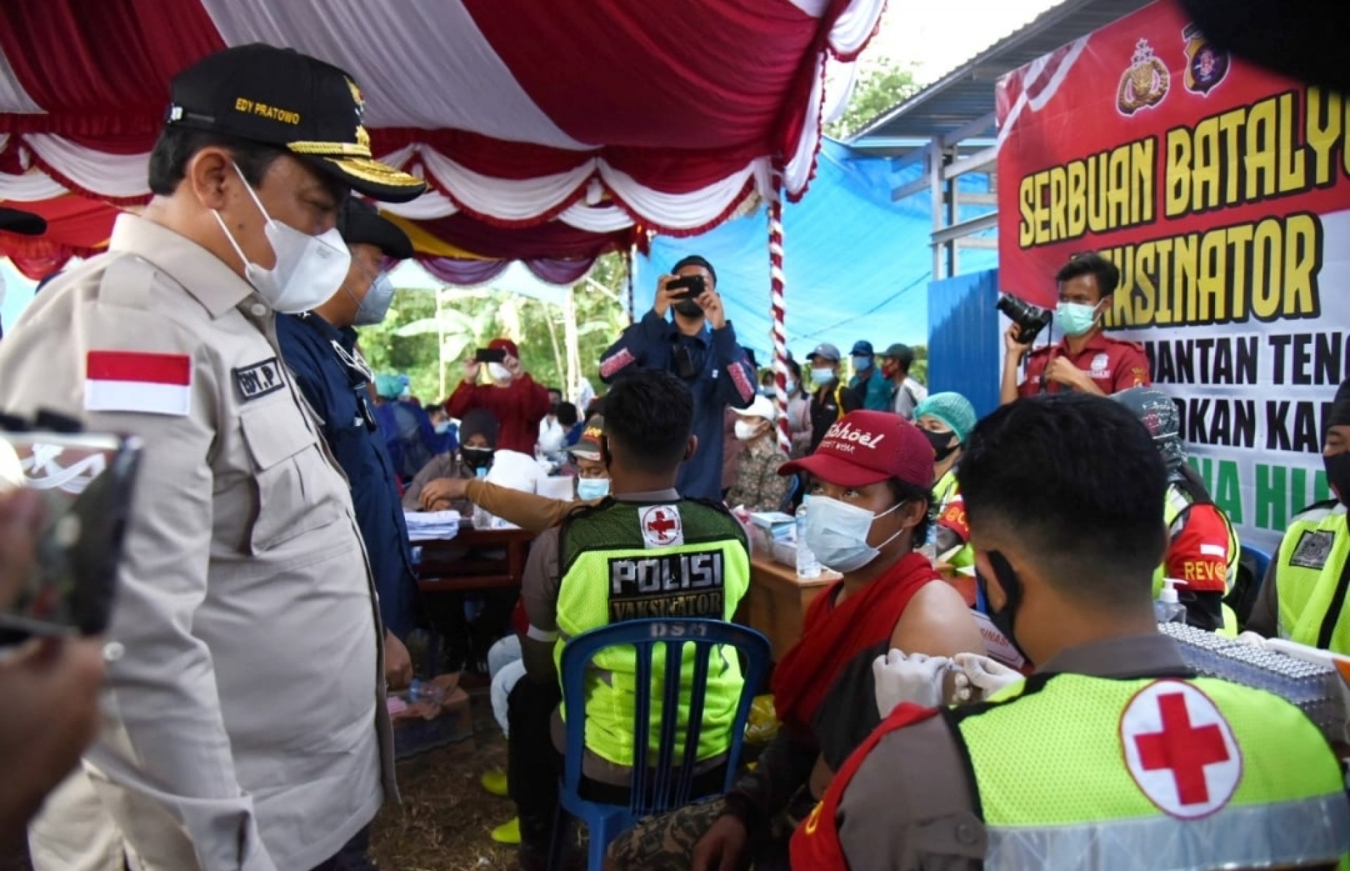 Kunjungan Kerja ke Kapuas, Wagub Kalteng Tinjau Vaksinasi Massal dan Serahkan Sertipikat PTSL Food Estate