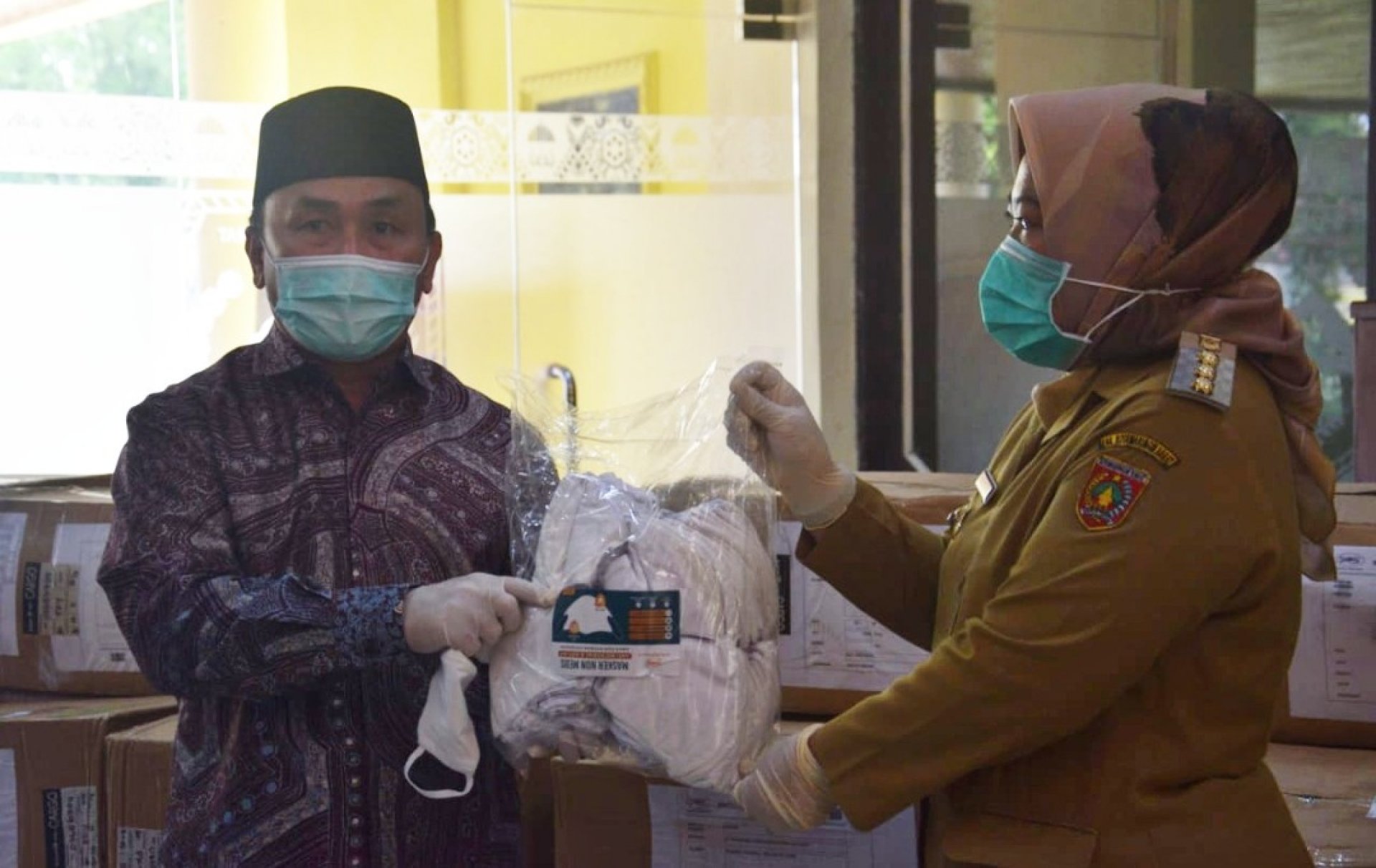 PANTAU PENANGANAN COVID-19 DI KOTAWARINGIN BARAT, GUBERNUR SUGIANTO SERAHKAN BANTUAN 5 RIBU MASKER