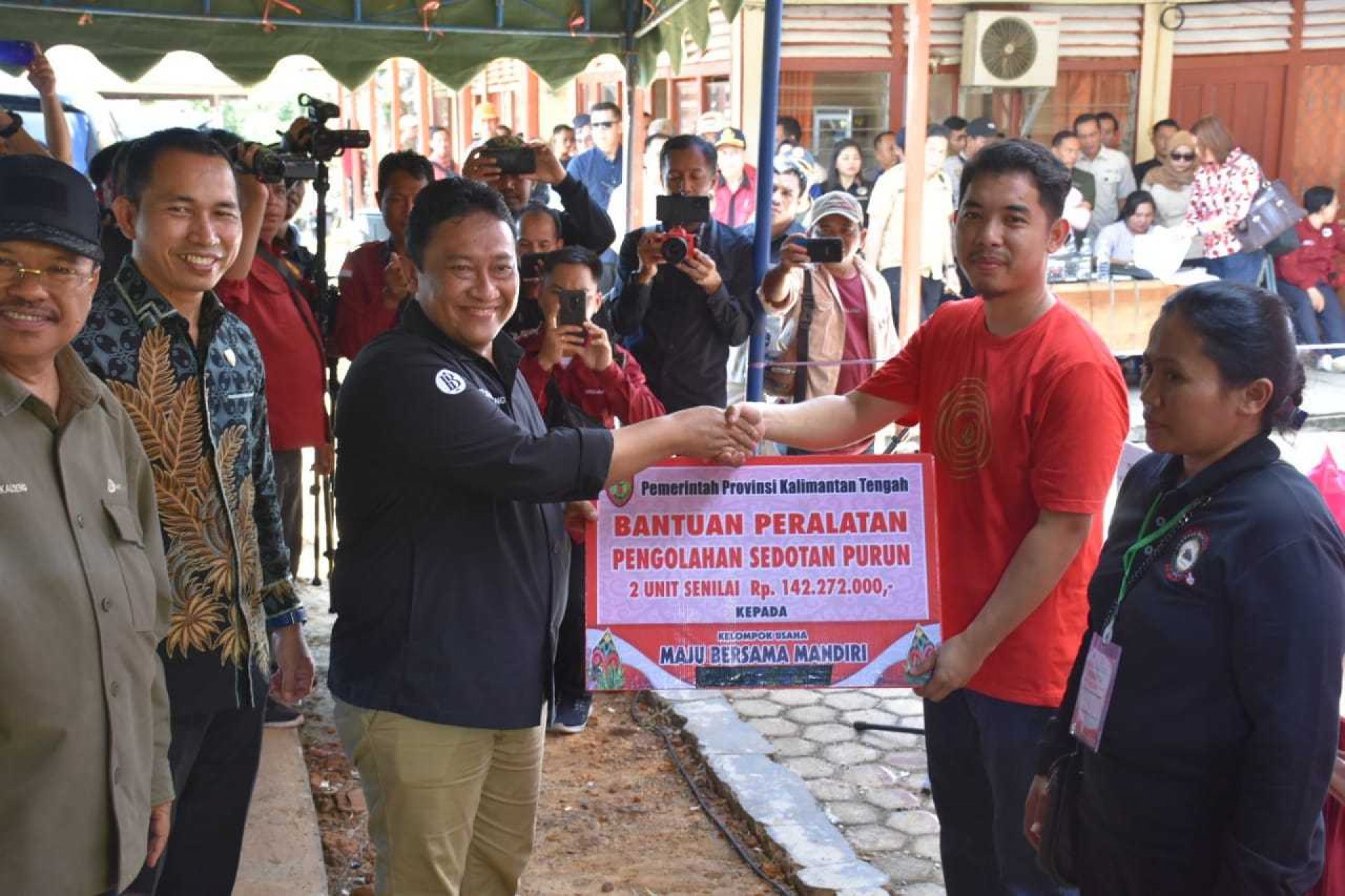 Tinjau Pasar Penyeimbang di Bartim, Wagub Serahkan Simbolis Bantuan Paket Sembako Murah