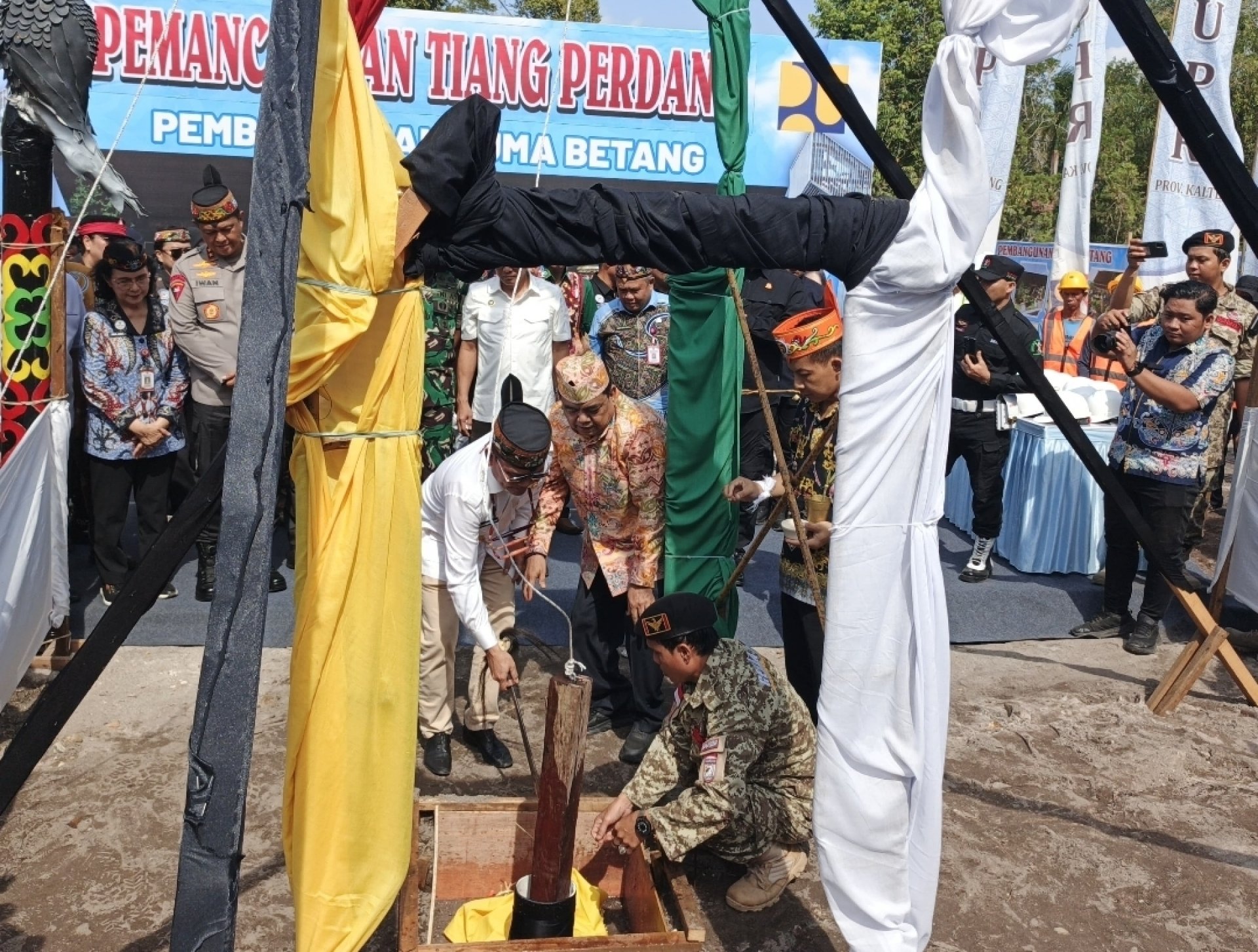 Perkokoh Identitas dan Kearifan Lokal Kalteng, Gubernur Agustiar Sabran Pasang Tiang Perdana Pembangunan Huma Betang