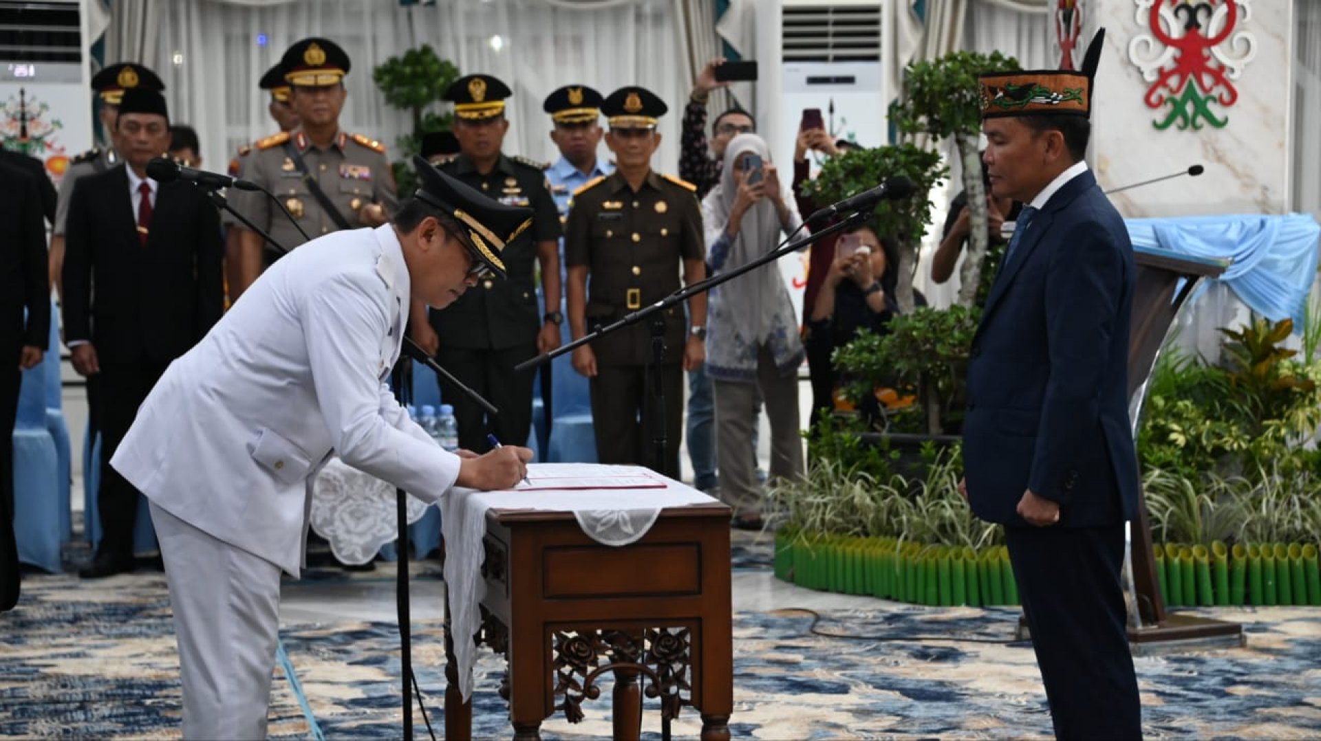 Lantik Penjabat Bupati Barito Utara, Gubernur Tekankan Ketulusan Melayani dan Sukseskan Pemungutan Suara Ulang