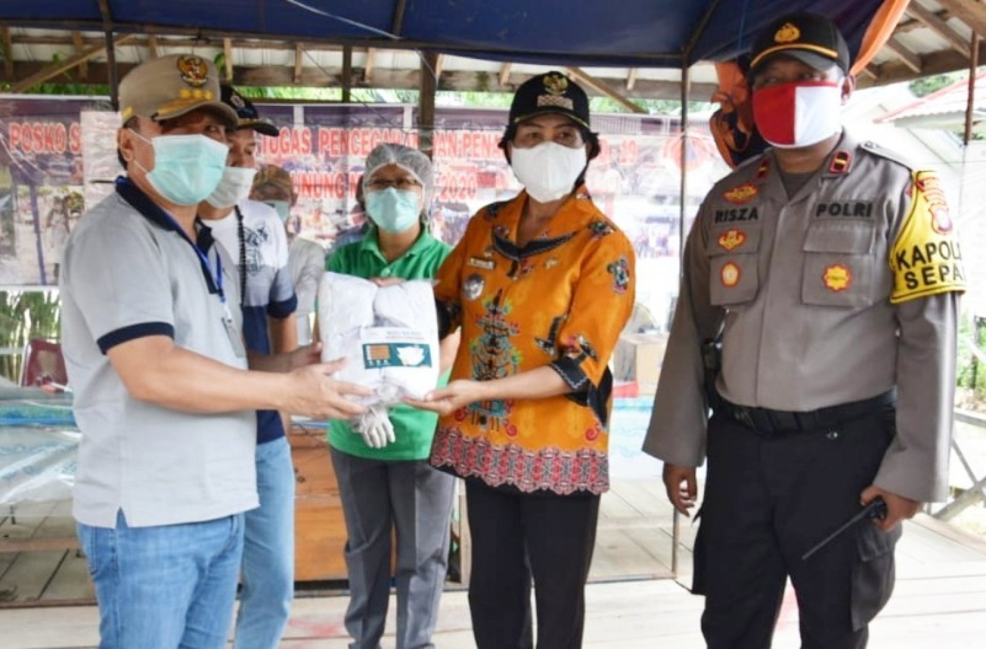 SINGGAHI POSKO COVID-19 DI PINTU MASUK KABUPATEN GUNUNG MAS, GUBERNUR SUGIANTO SABRAN SEMANGATI PETUGAS DAN BAGIKAN 1.000 MASKER