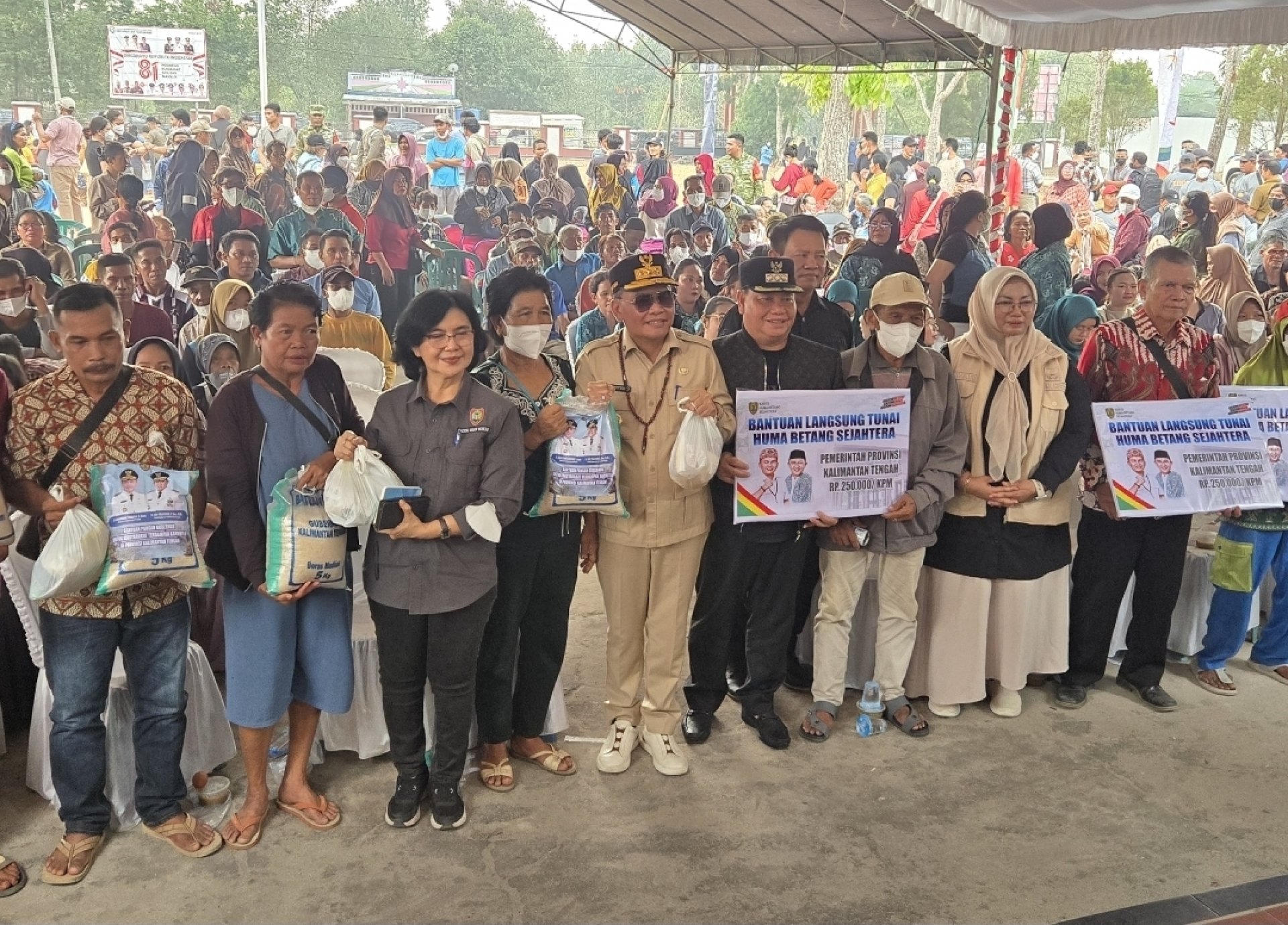 Pemprov Kalteng Salurkan Bantuan Pangan Gubernur dan KHBS Tahap II di Kecamatan Baamang dan Talawang Kotim