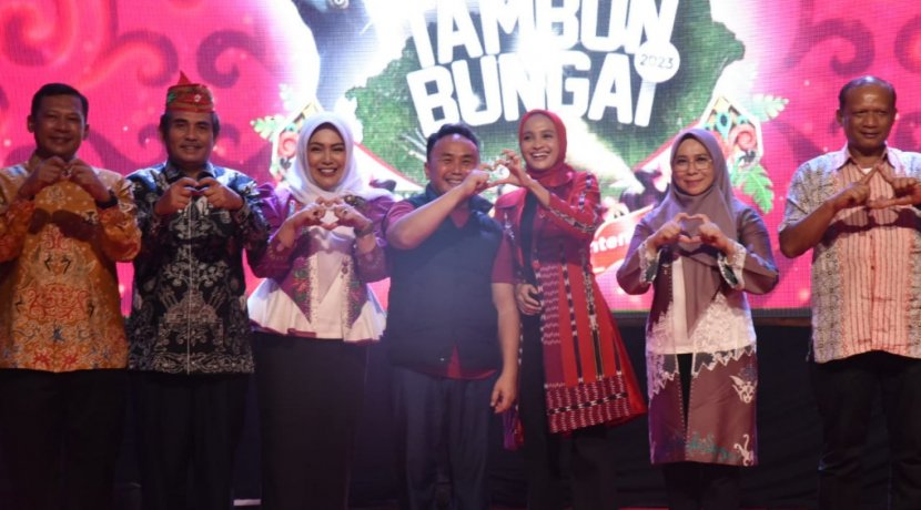 Buka Festival Tambun Bungai, Gubernur Sugianto Sabran: Mari Berkolaborasi Kembangkan Kebudayaan dan Pariwisata Kalteng