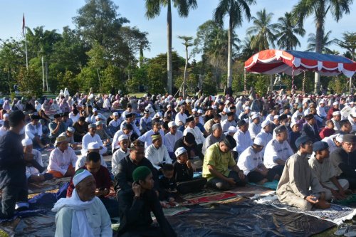 Setda Prov Kalteng - Gubernur Dan Wagub Salat Iduladha Bersama ...