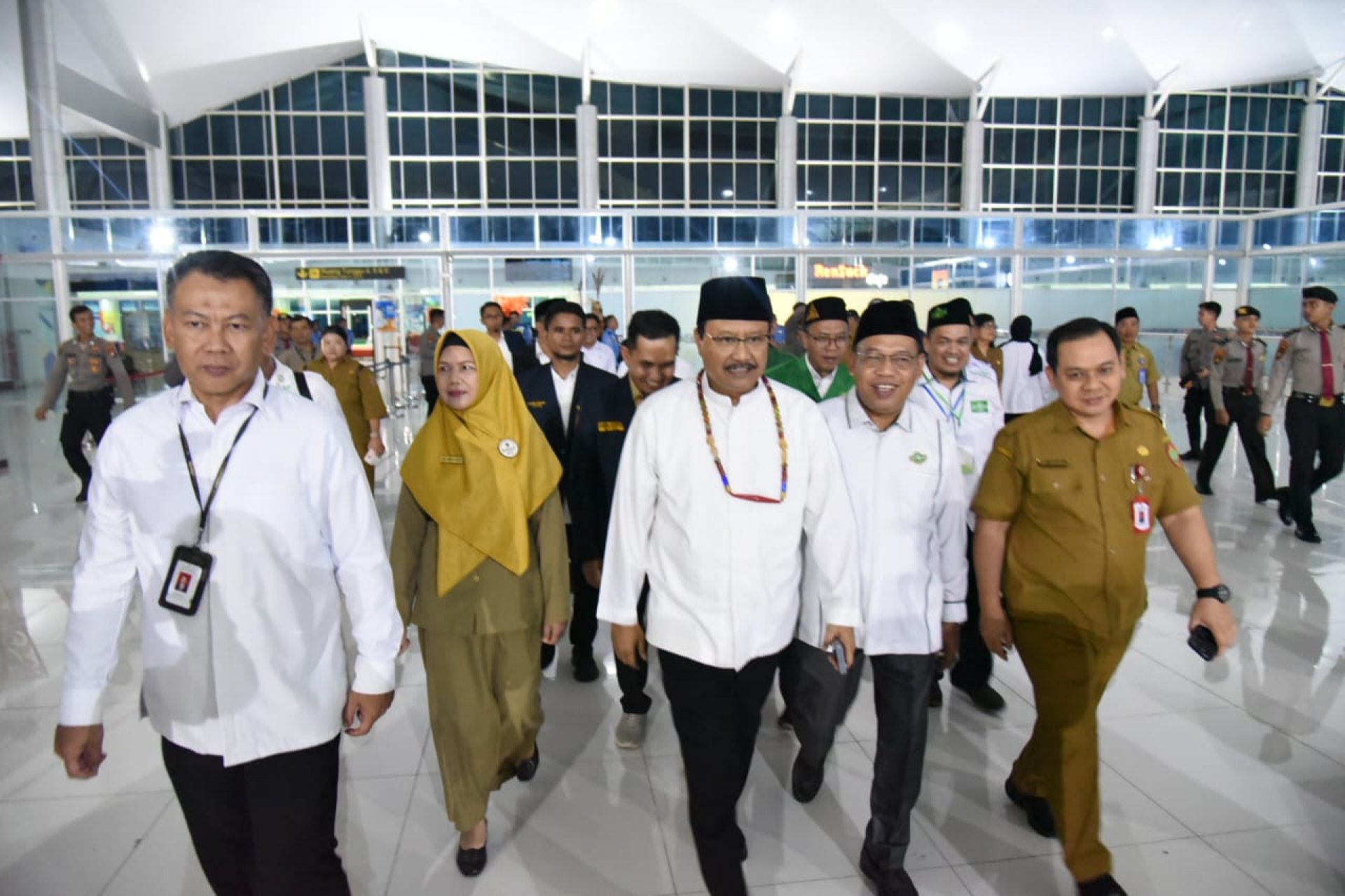 Asisten Ekobang Sambut Kedatangan Menteri Sosial RI ke Kalteng