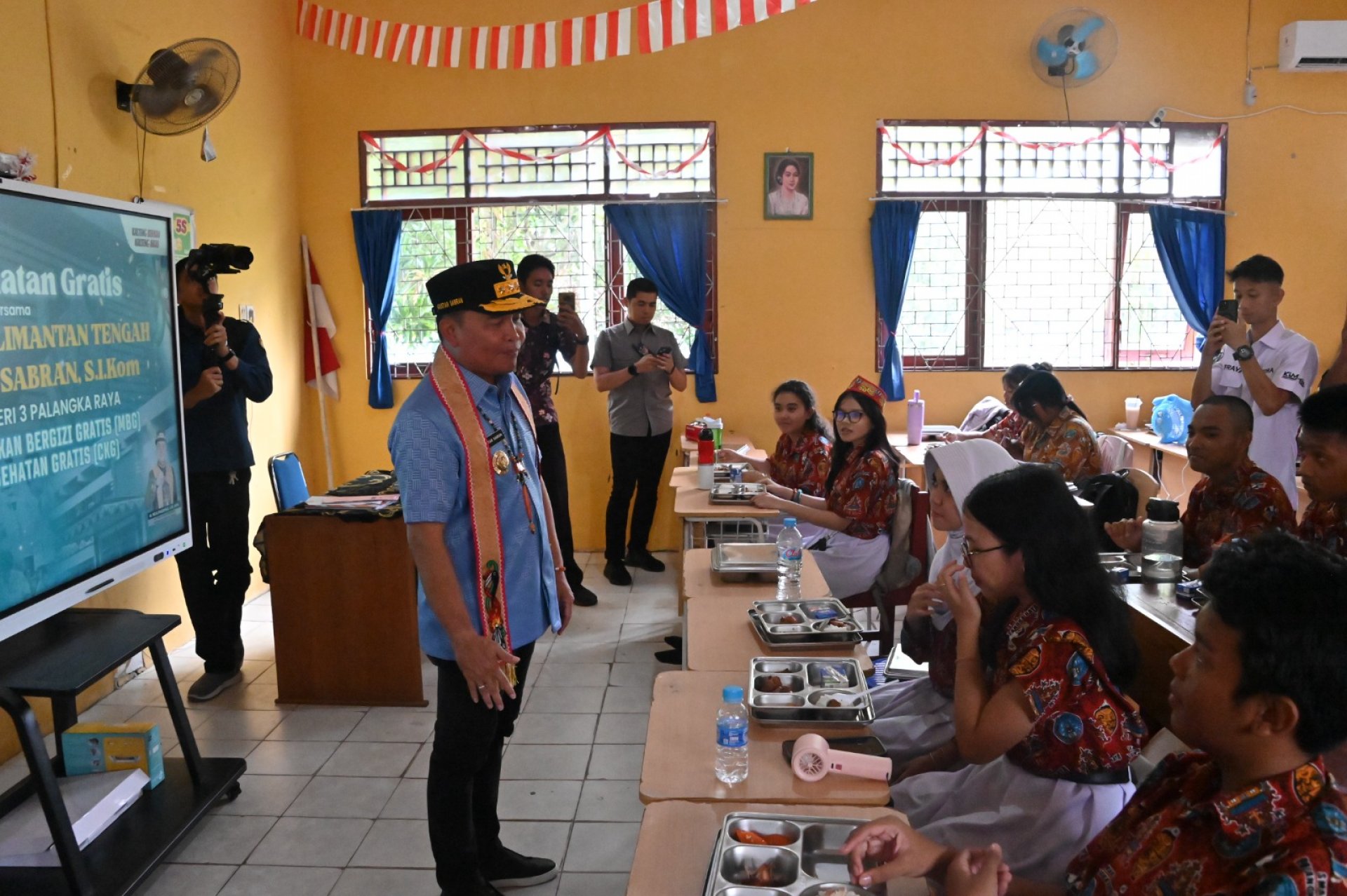 Gubernur Agustiar Sabran Tinjau Makan Bergizi Gratis dan Cek Kesehatan Gratis di SMAN 3 Palangka Raya