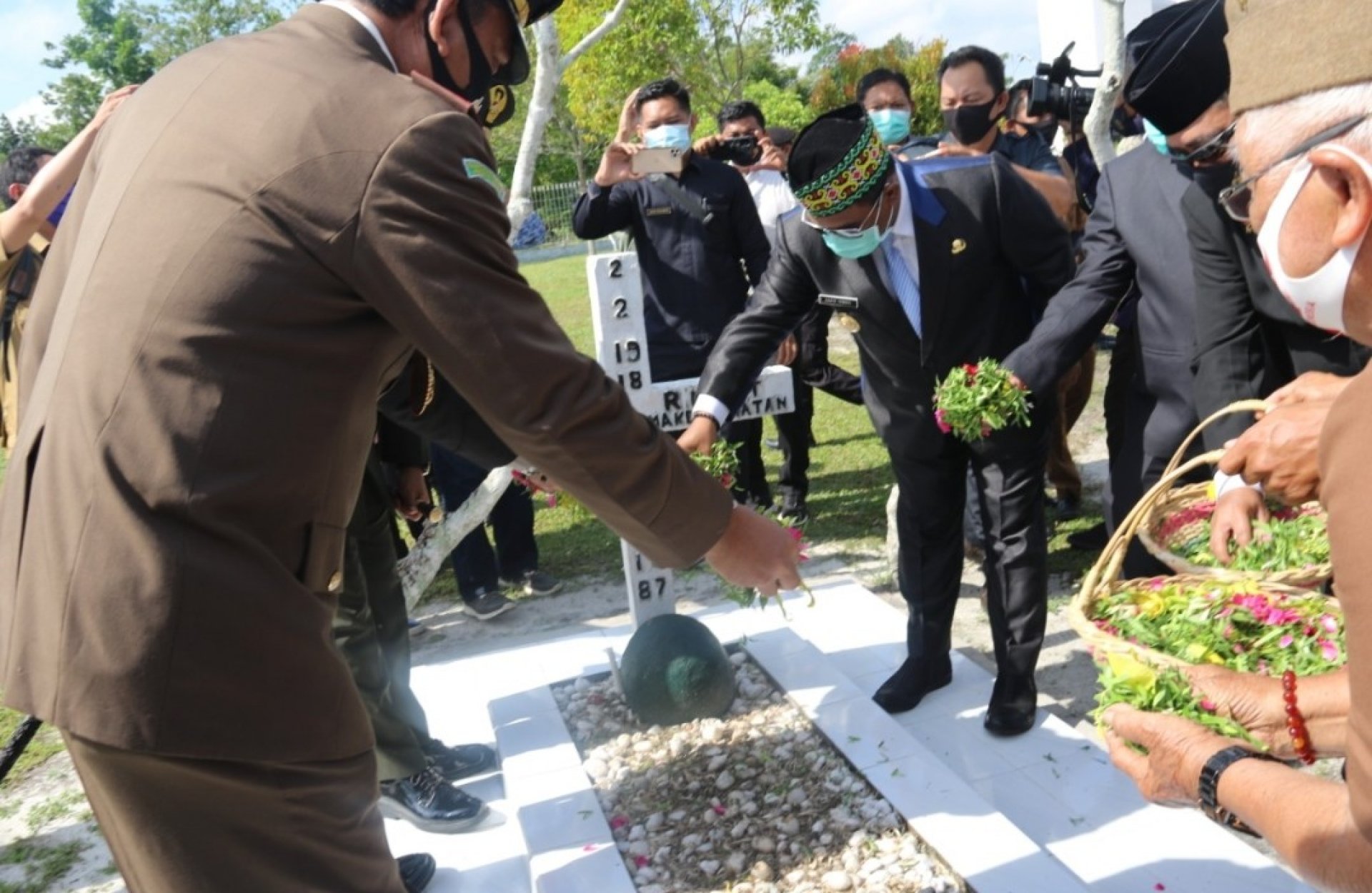 Peringati Hari Pahlawan, Plt. Gubernur Kalteng Hadiri Upacara Ziarah dan Tabur Bunga di TMP Sanaman Lampang