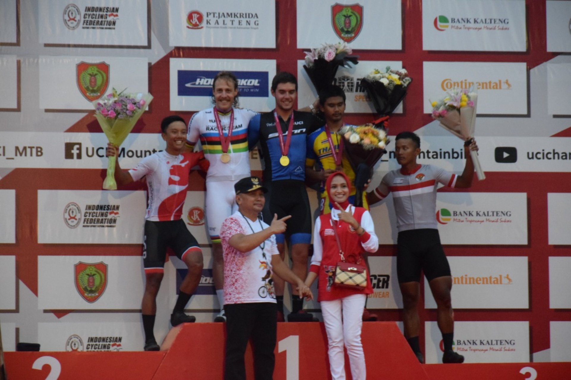 Hadiri Penutupan, Gubernur Kalteng Serahkan Medali ke Pemenang UCI MTB Palangka Raya