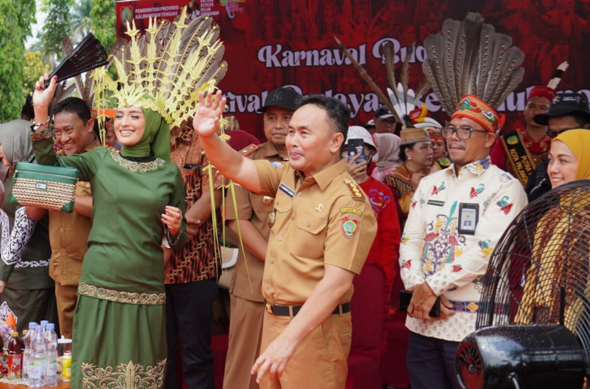 Gubernur Sugianto Sabran dan Ibu Ivo Hadiri Karnaval Budaya Festival Budaya Isen Mulang 2023