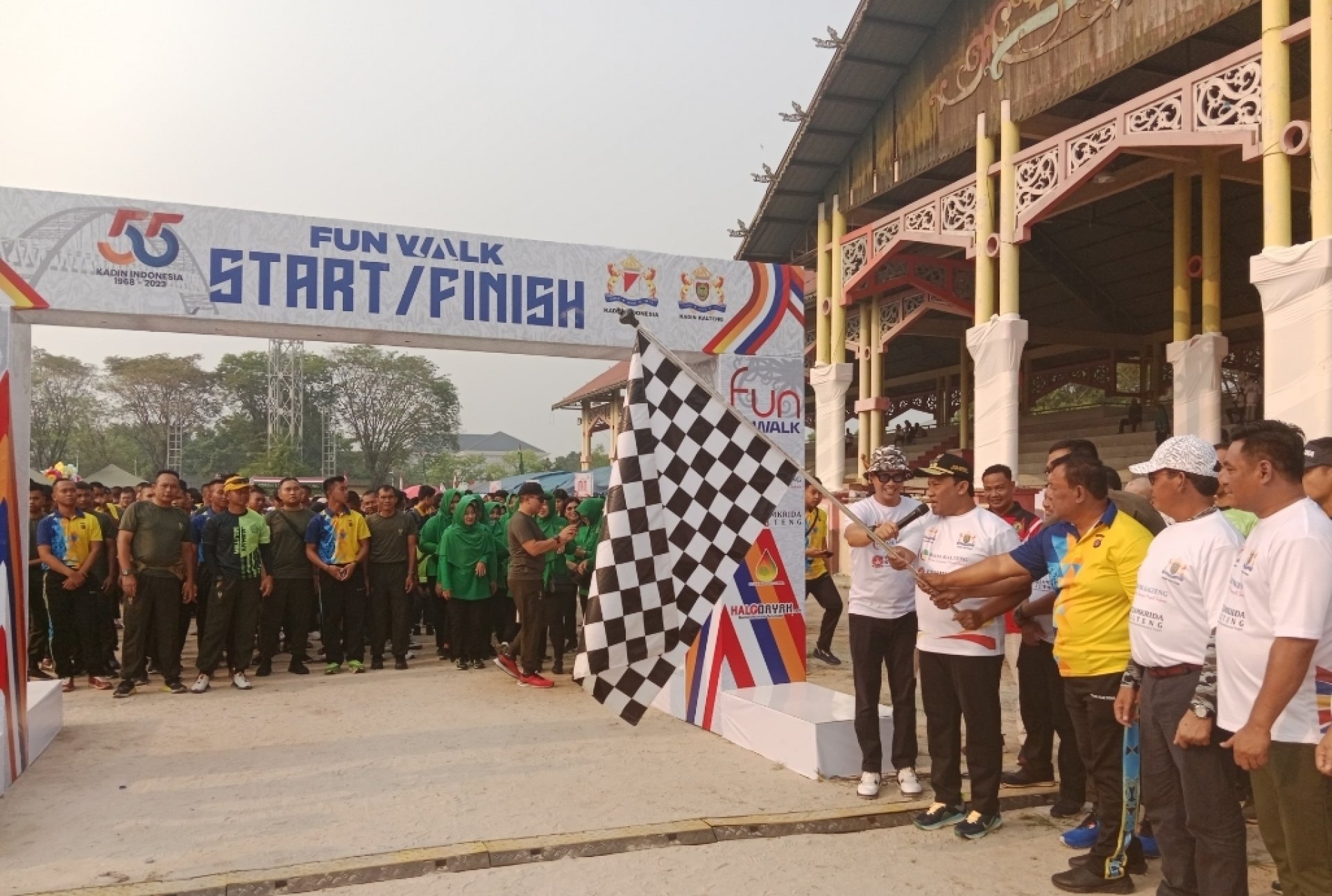 Wagub Kalteng Resmi Lepas Peserta Fun Walk HUT ke-55 Kadin dan HUT ke-78 TNI