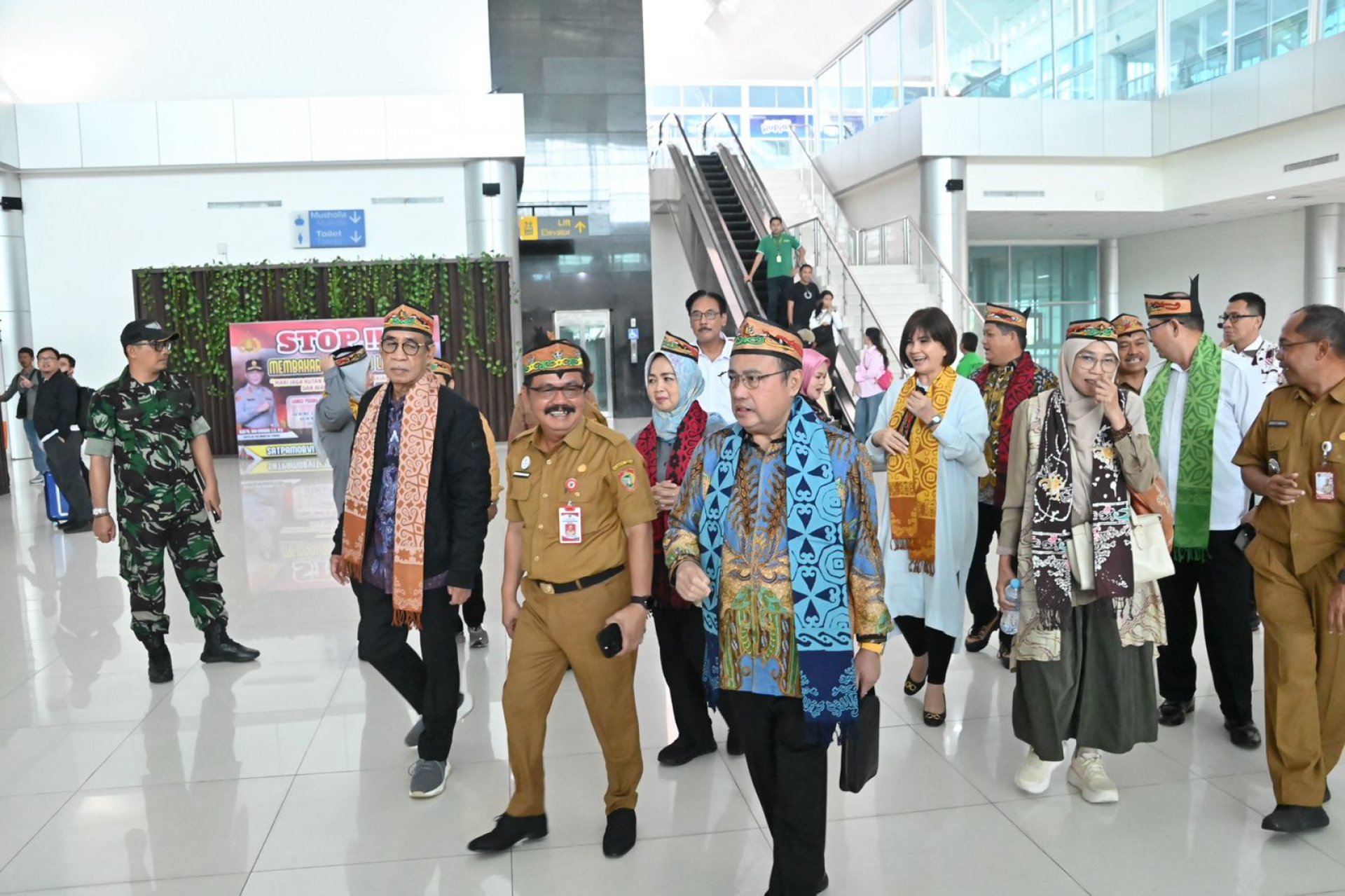 Plt. Asisten Pemkesra Sambut Kedatangan Tim Kunker Komisi IX DPR RI di Bandara Tjilik Riwut Palangka Raya