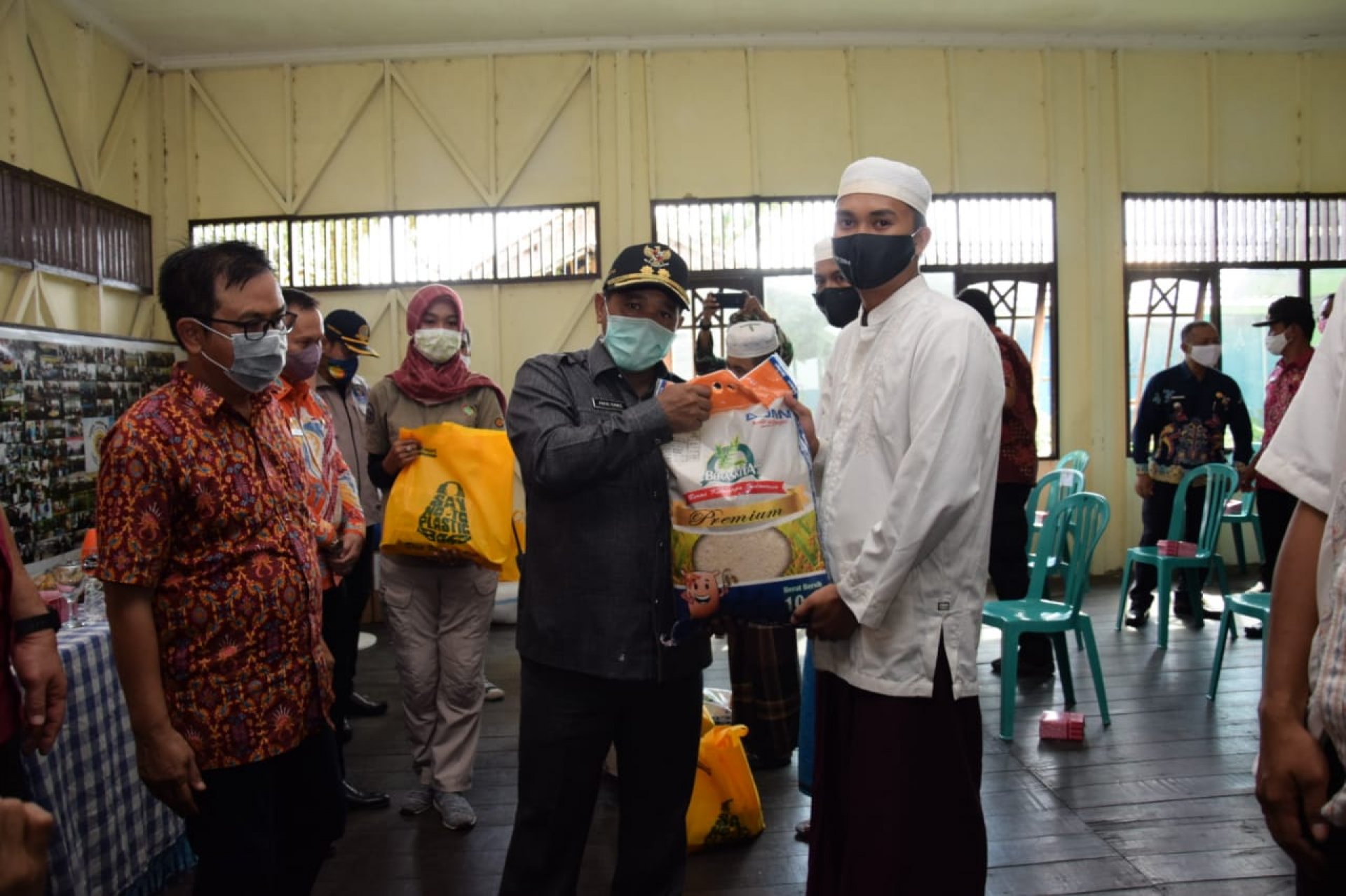 Plt. Gubernur Kalteng Serahkan Bantuan Sosial Tahap II dan 9.500 Masker untuk Masyarakat Kabupaten Kapuas