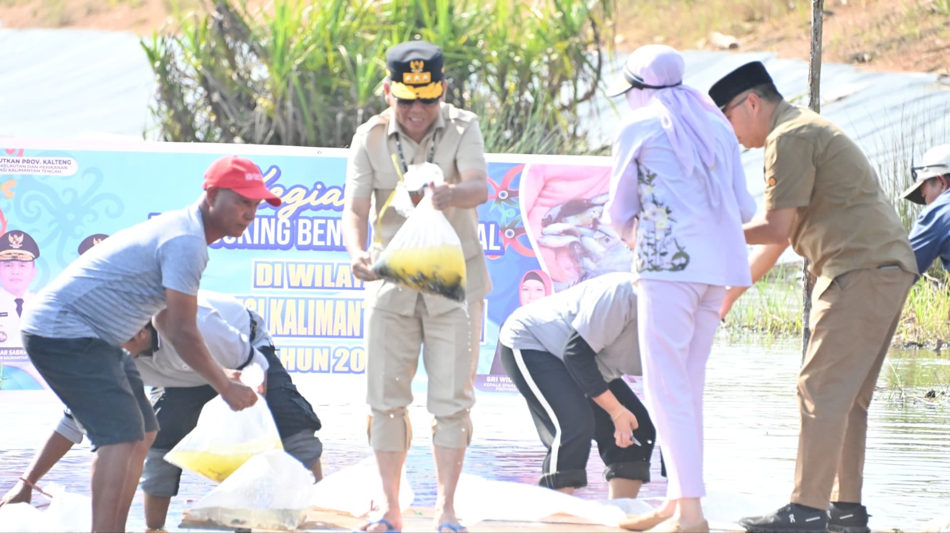 Jaga Ketersediaan Ikan Lokal, Gubernur Kalteng Restocking Benih Ikan di Embung Danau Asam