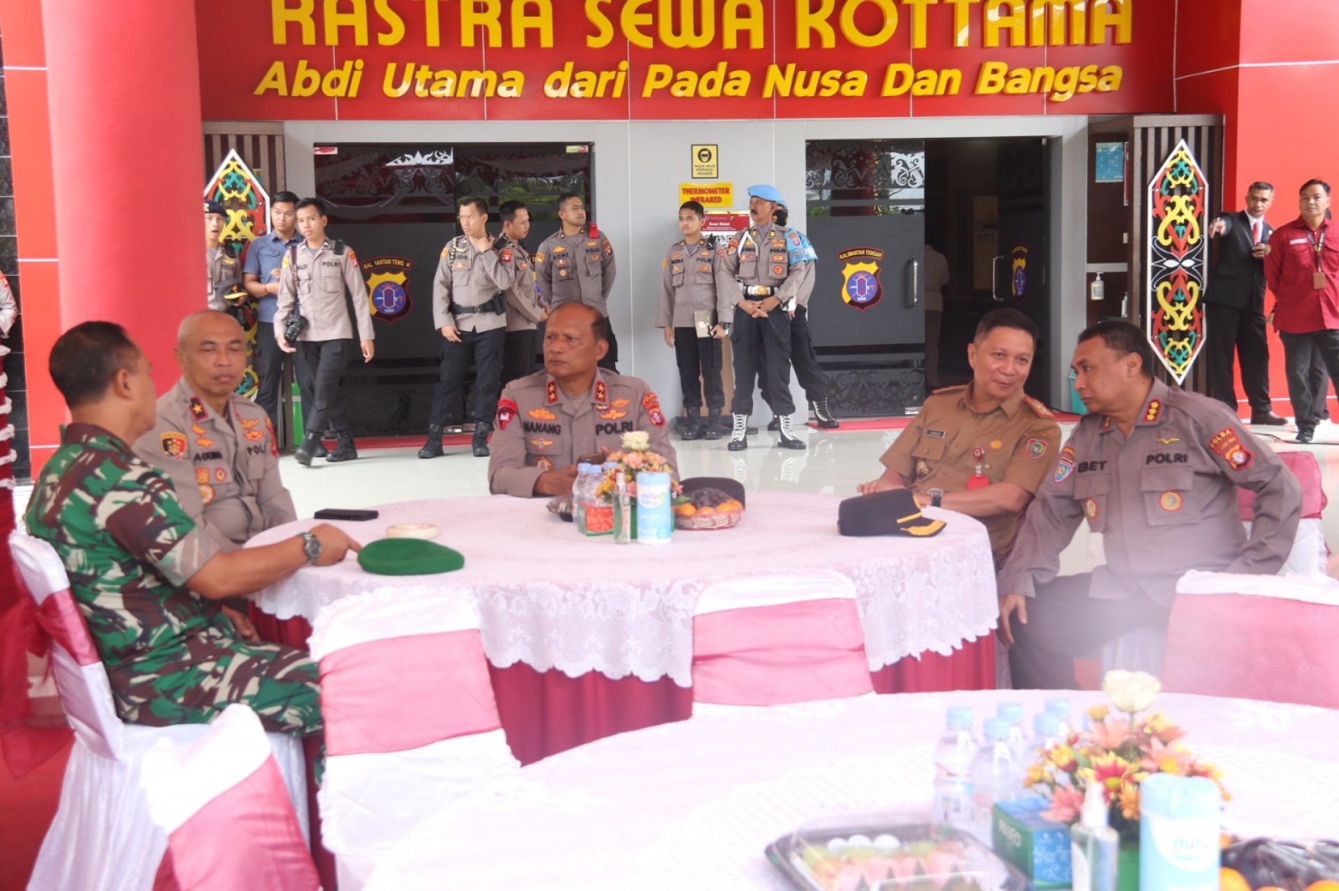 Staf Ahli KSDM Suhaemi Hadiri Upacara HUT ke-42 Satuan Pengamanan di Mapolda Kalteng