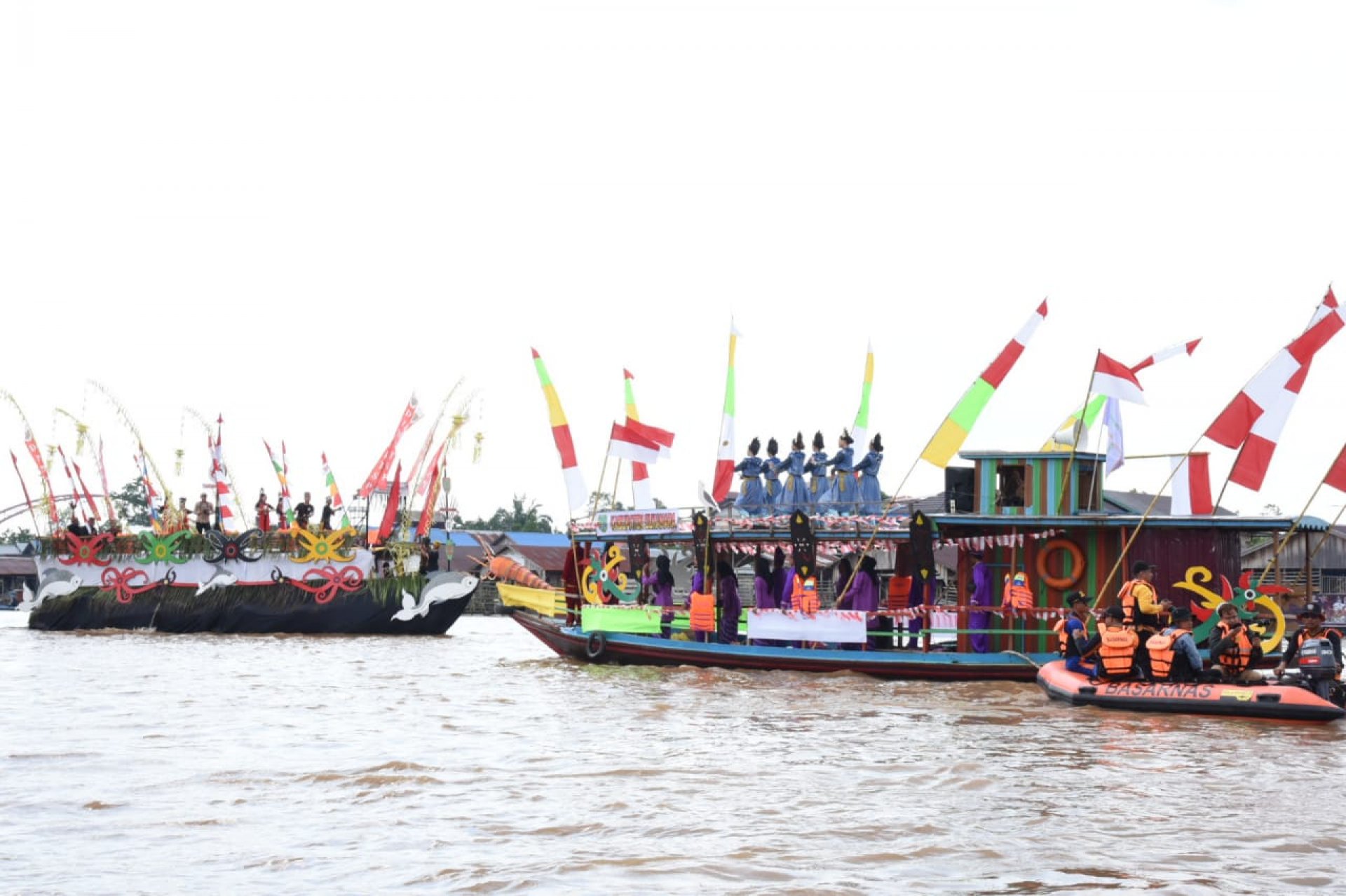 Lomba Perahu Hias Meriahkan Rangkaian Festival Budaya Isen Mulang 2023