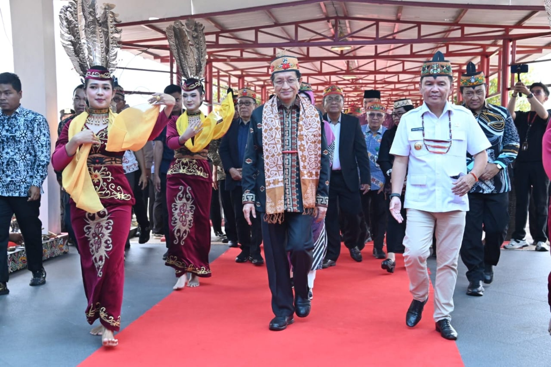 Kunjungan ke Kalteng, Menag Nasaruddin Umar disambut Gubernur dan Wagub dengan Upacara Adat