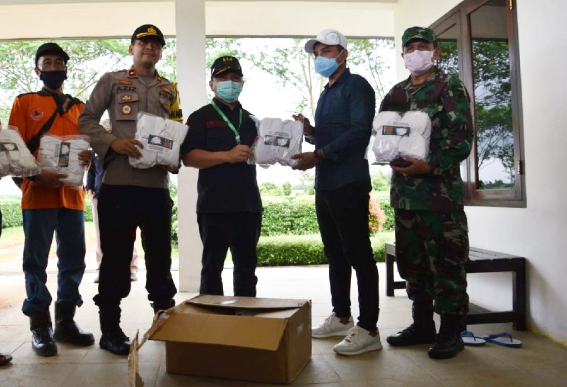 GUBERNUR KALTENG SERAHKAN BANTUAN 50 RIBU MASKER UNTUK MASYARAKAT KOTIM