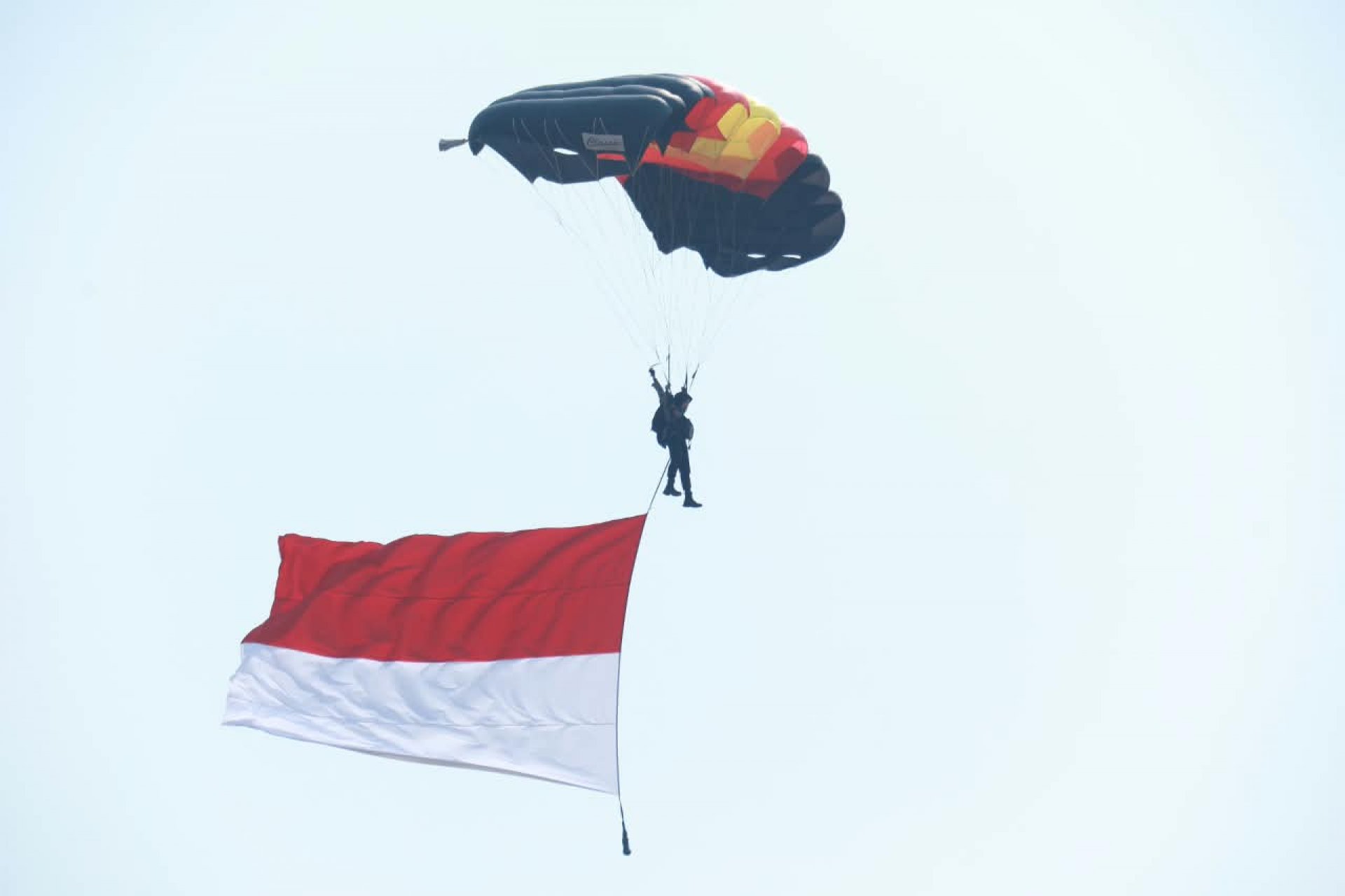 Gubernur Agustiar Sabran Saksikan Atraksi Terjun Payung HUT ke-81 RI di Kalteng