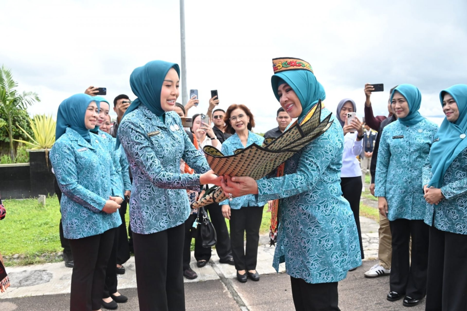 Ketua TP PKK Kalteng Aisyah Thisia Agustiar Sabran Sambut Kedatangan Ketua Umum TP PKK Pusat Tri Tito Karnavian Di Bumi Tambun Bungai