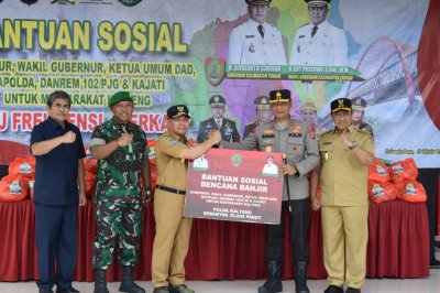 Setda Prov Kalteng - Gubernur Serahkan 20 Ribu Paket Bansos Bagi ...