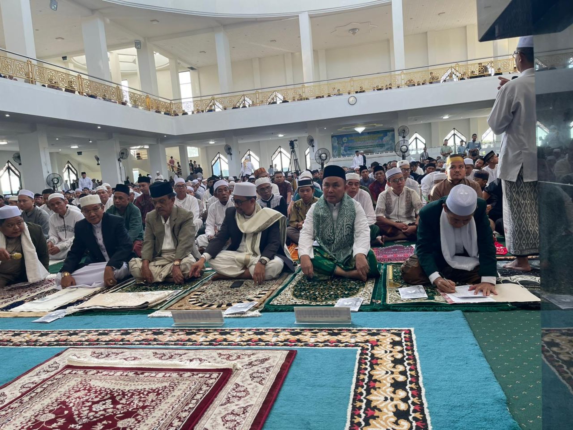 Gubernur Sugianto Sabran Beserta Keluarga Sholat Ied di Masjid Raya Darussalam Palangka Raya