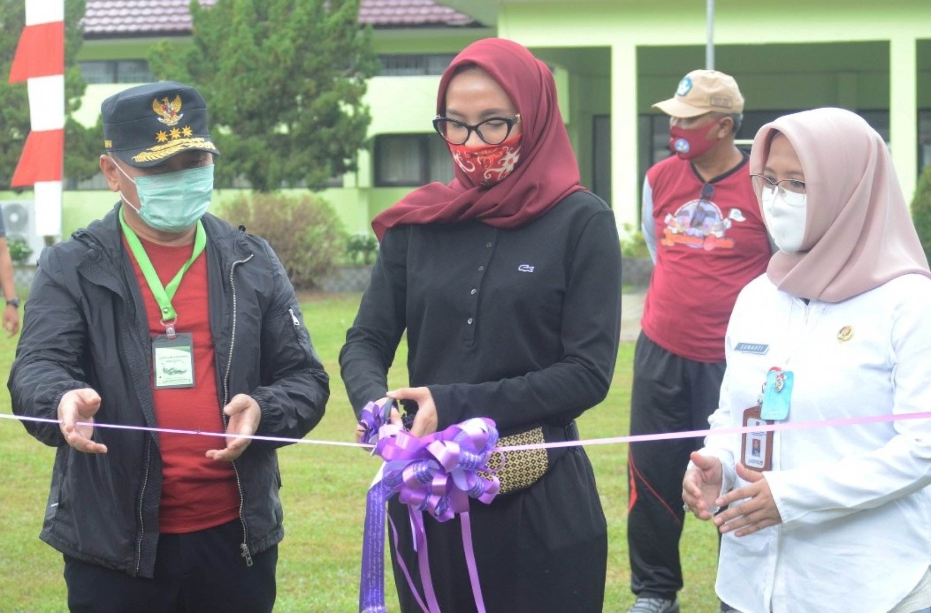 BANTU PETANI JUAL PRODUKNYA, GUBERNUR DIDAMPINGI KETUA TP PKK KALTENG BUKA PASAR TANI BERKAH