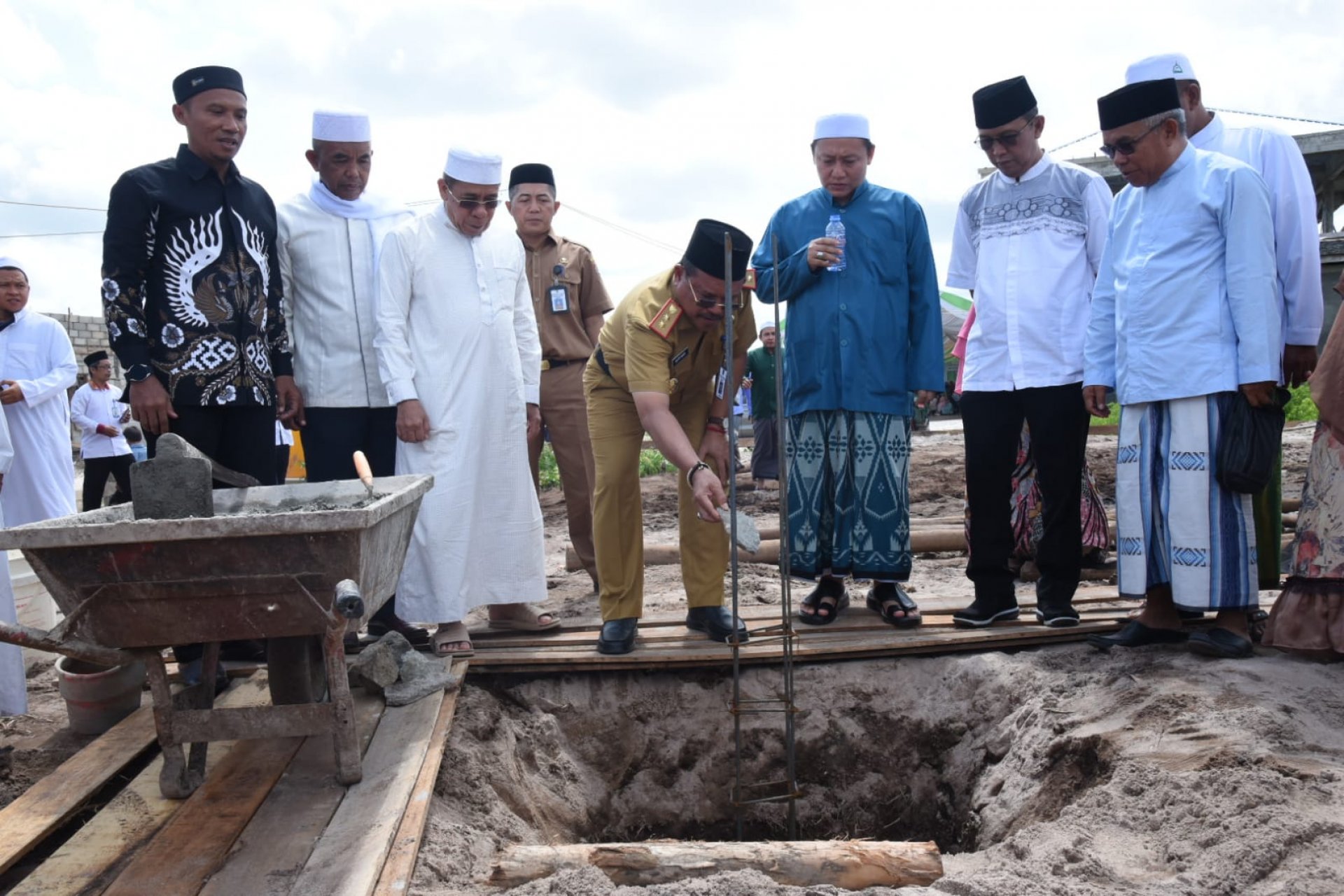 Sekda Nuryakin Lakukan Peletakan Batu Pertama Pembangunan Masjid Al Wafa
