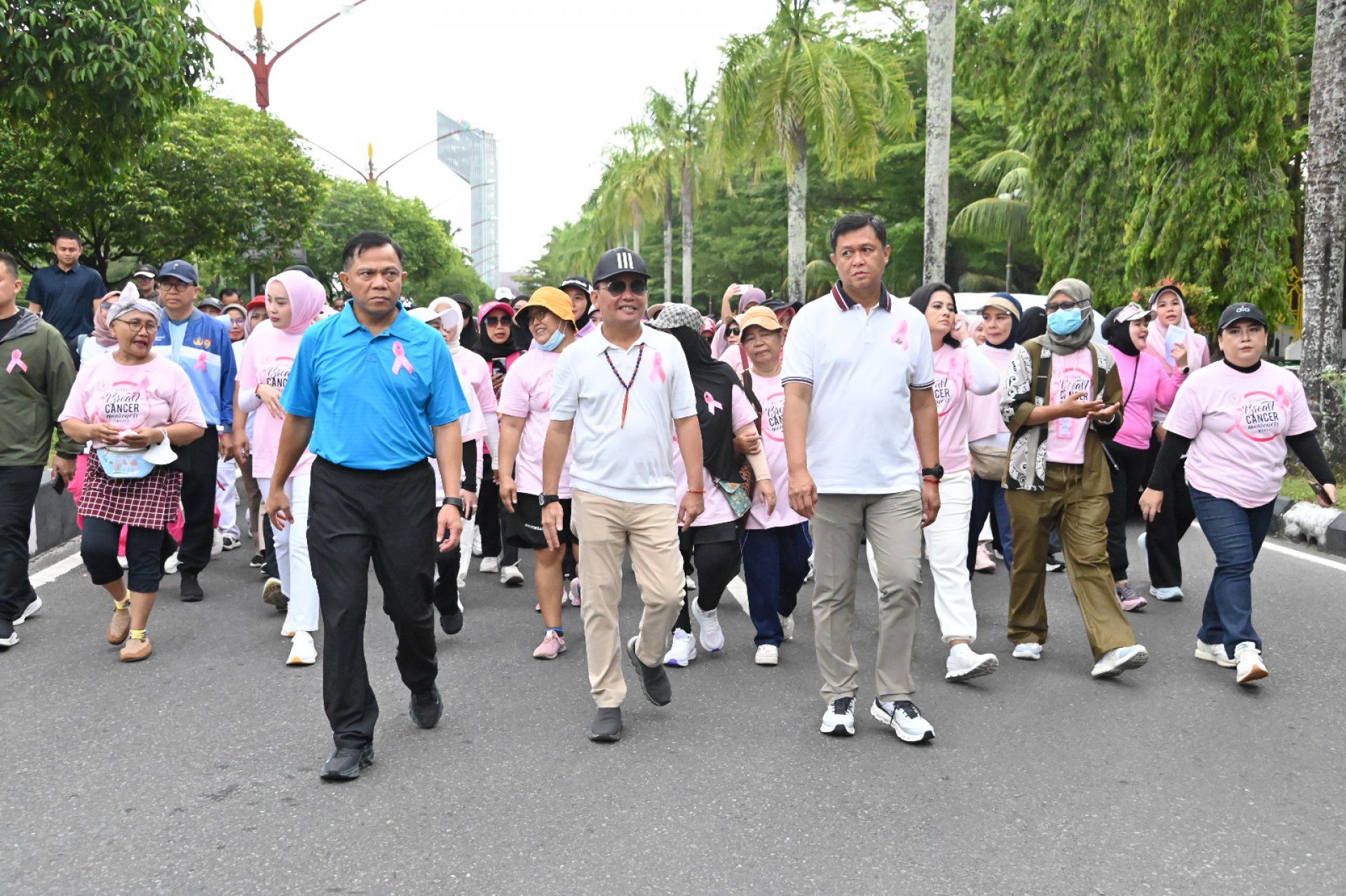 Peringati Hari Kanker Payudara Sedunia, Gubernur Kalteng Ikuti Jalan Sehat Bersama YKI Kalteng
