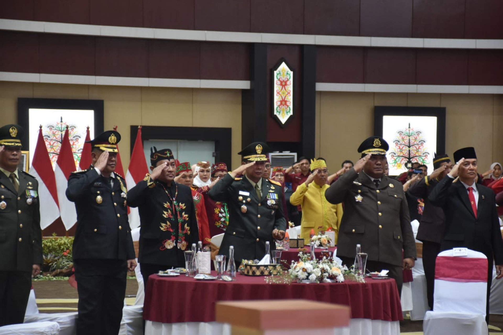 Wagub Edy Pratowo Bersama Forkopimda Ikuti Upacara Penurunan Bendera Merah Putih di Istana Merdeka