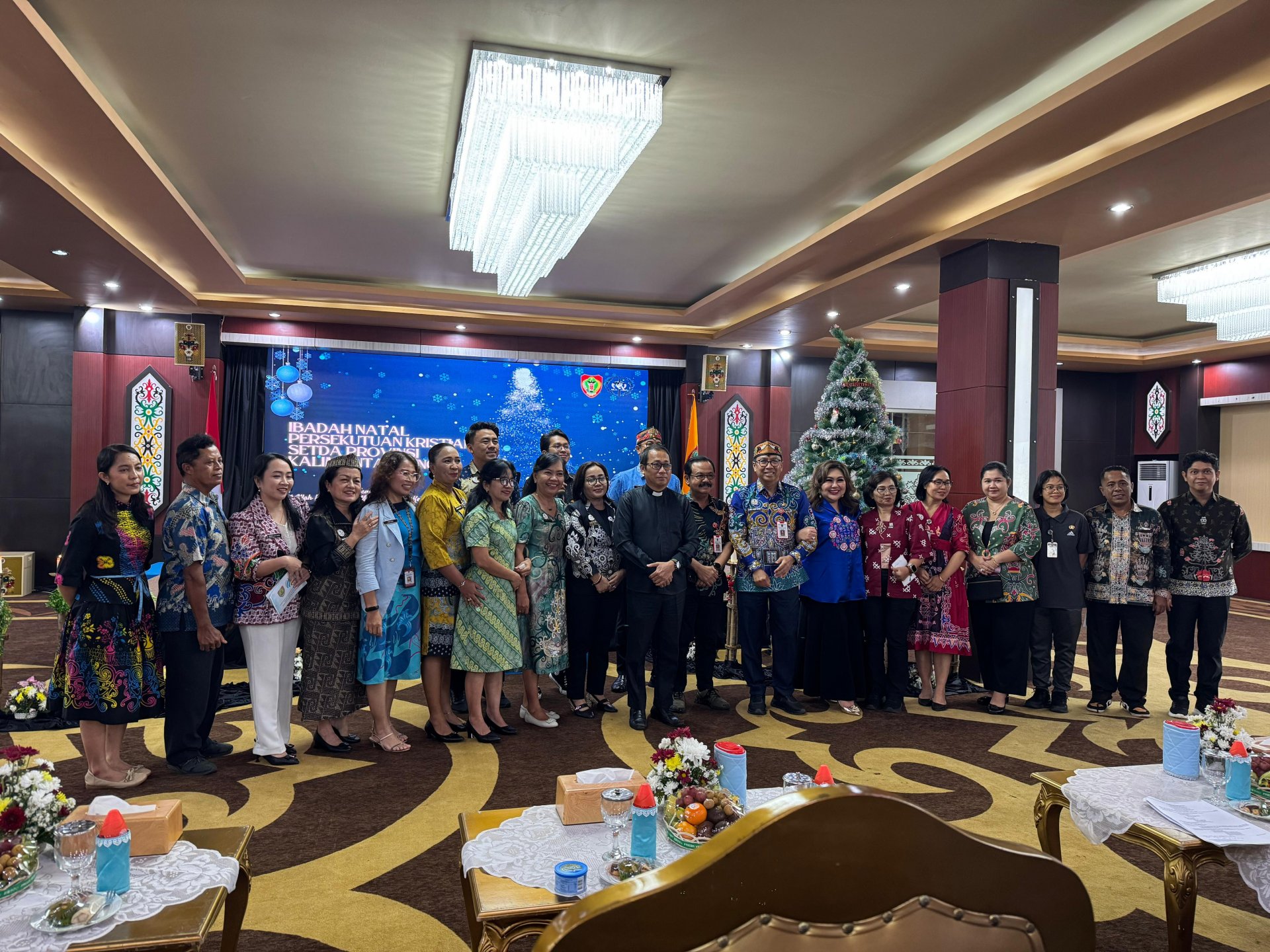 Plt. Sekda Leonard S. Ampung Hadiri Natal Persekutuan Kristiani Sekretariat Daerah Provinsi Kalimantan Tengah