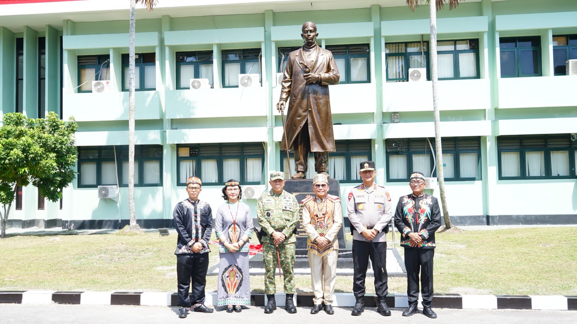 Gubernur Hadiri Peresmian Patung Jenderal Sudirman dan Patung Tambun Bungai di Makodam XXII