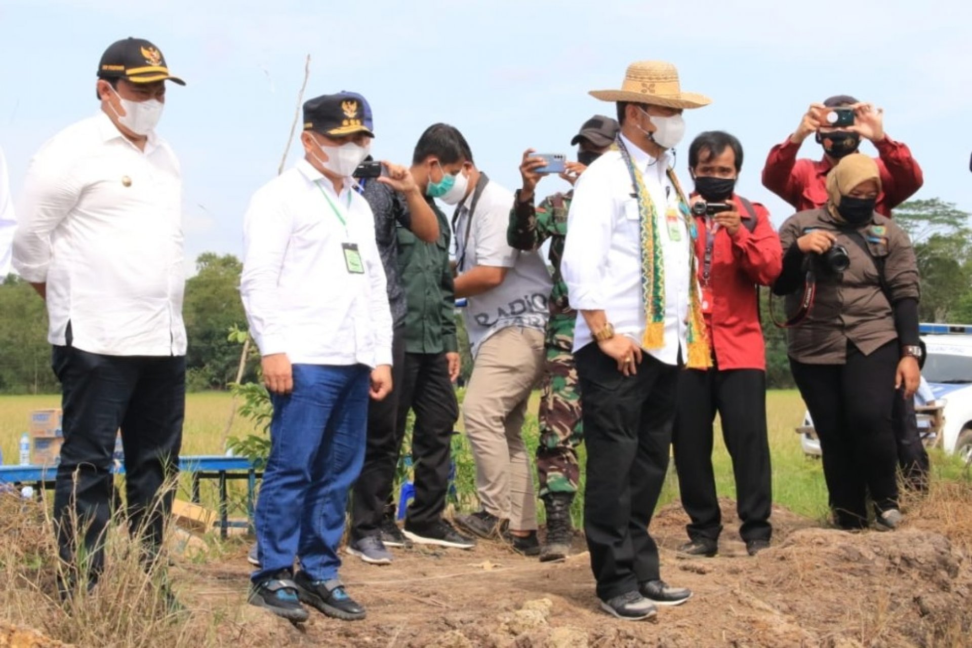 Gubernur Kalteng Dampingi Mentan Tinjau Panen Perdana Padi di Kawasan Food Estate Desa Gadabung