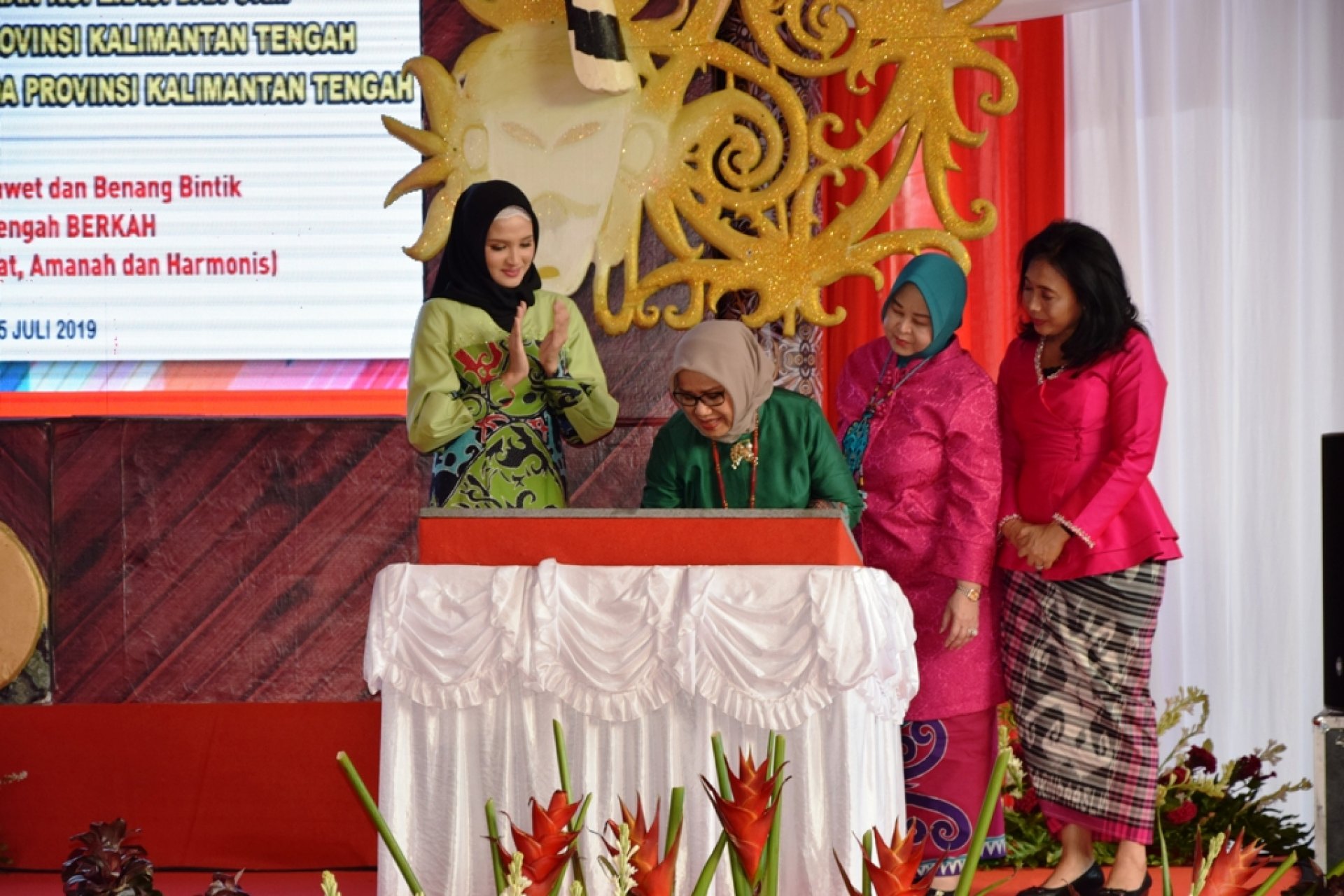 Ibu Ivo Dampingi Ketua Umum Dekranas Hj. Mufidah JK Resmikan Gedung Dekranasda Kalteng