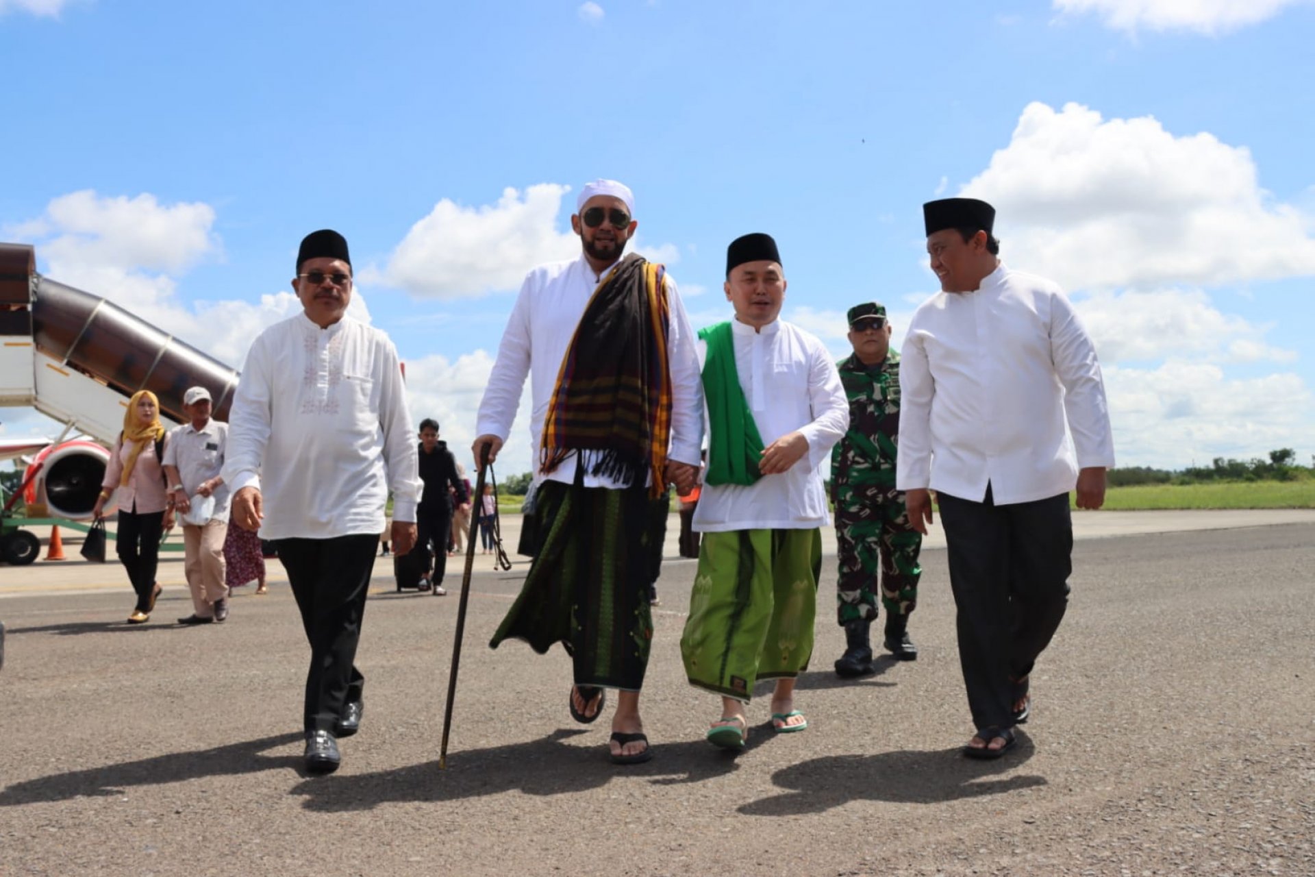 Gubernur Sugianto Sabran Sambut Kedatangan Habib Syech di Bandara Tjilik Riwut