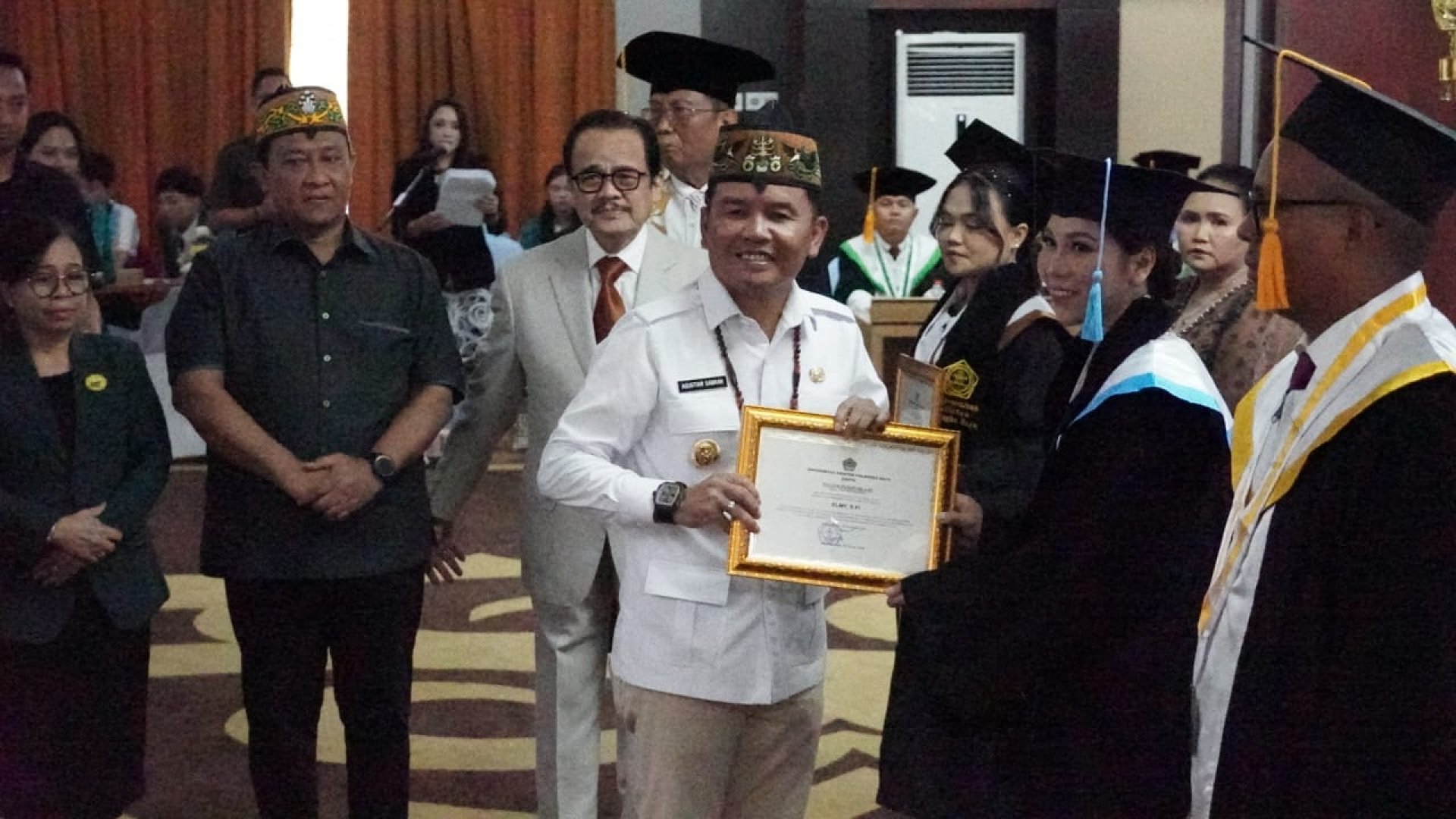 Hadiri Wisuda UKPR, Gubernur Ingatkan Para Wisudawan Pentingnya Karakter dan Attitude