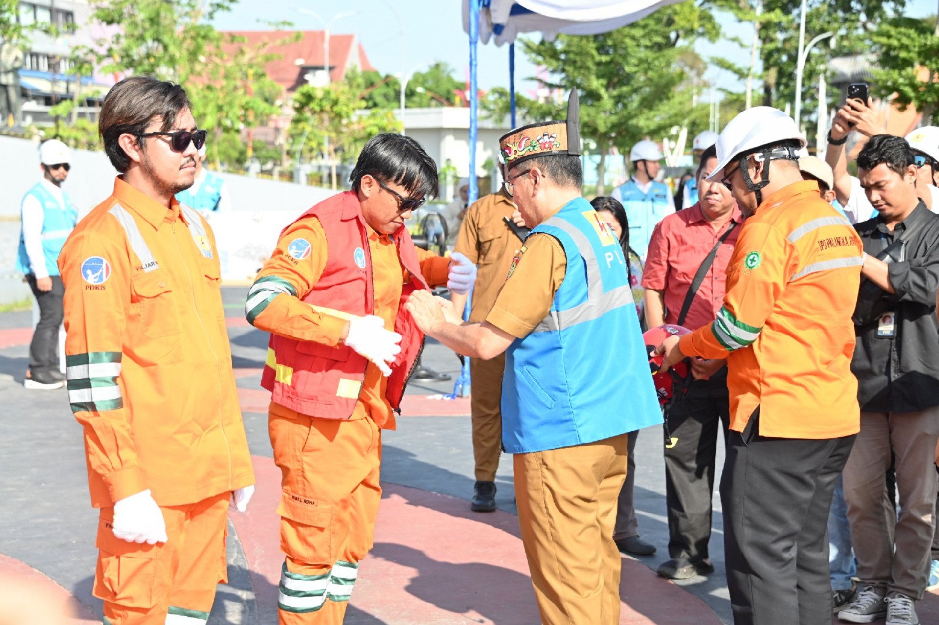 Plt. Sekda Leonard S. Ampung Resmi Buka Bakti Karya PDKB PLN UID Kalselteng Tahun 2026